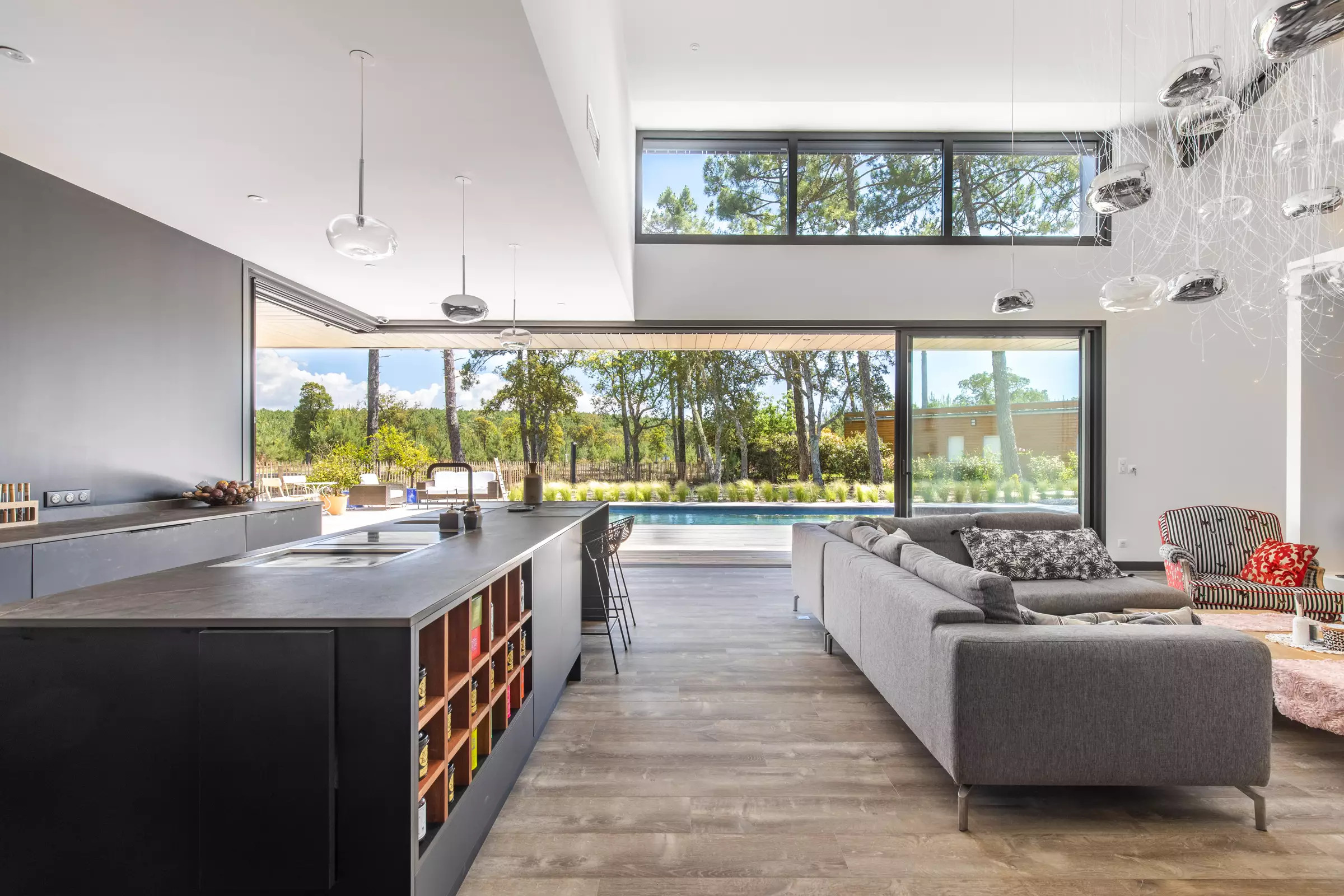 salon maison contemporaine avec baies vitrées