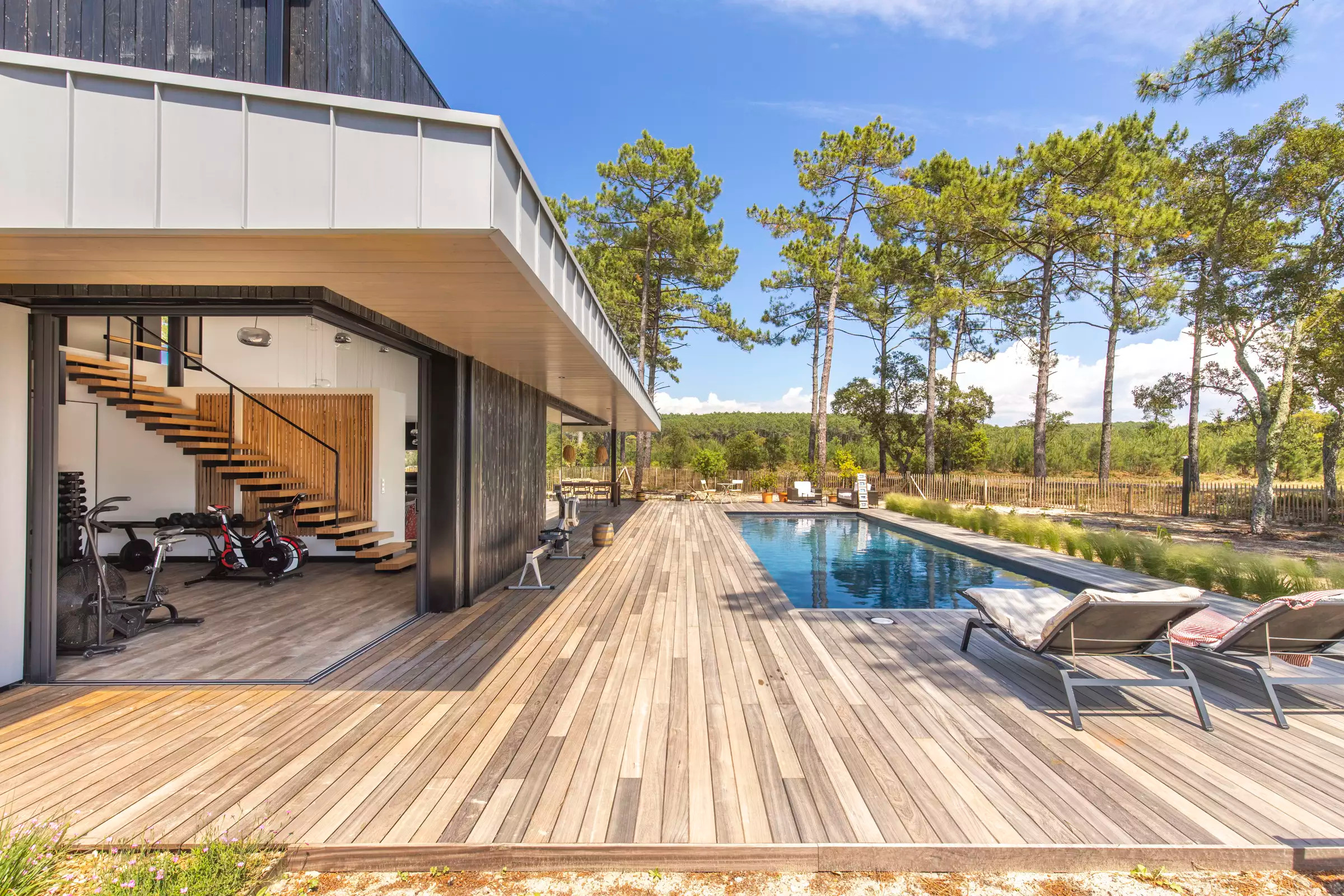 terrasse maison contemporaine avec piscine