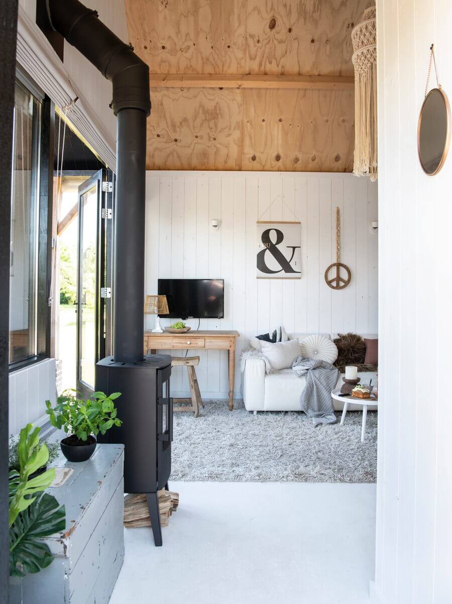 salon avec poêle à bois