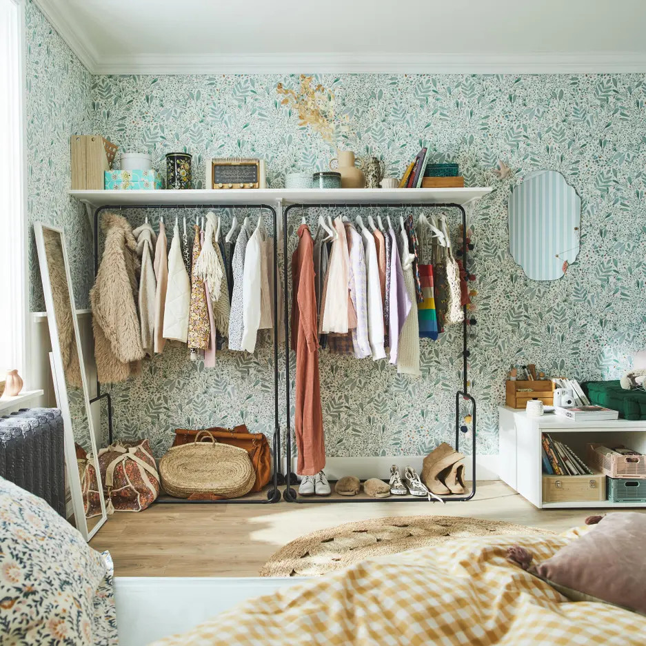 dressing ouvert sur portant dans chambre