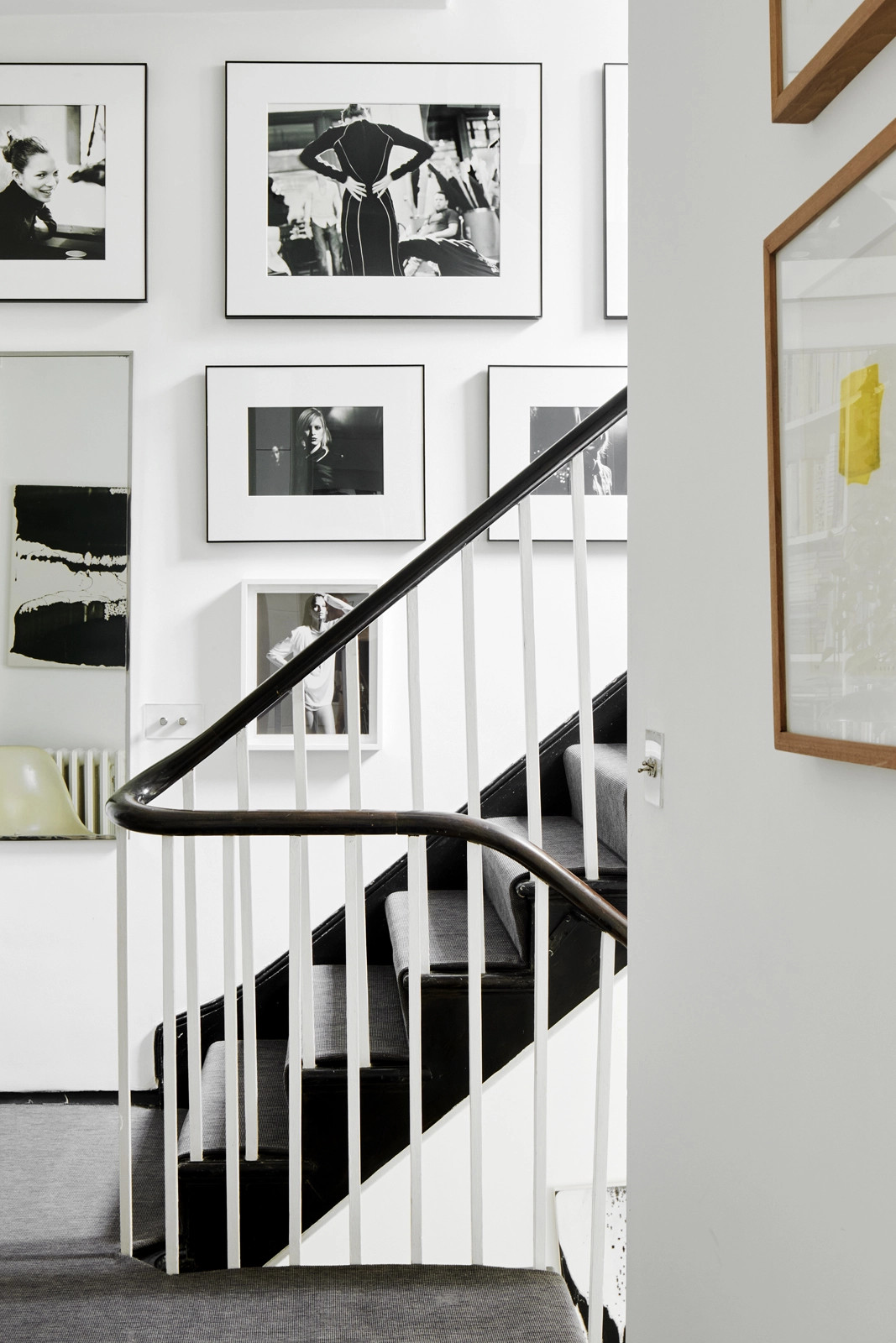 escalier avec mur d'images