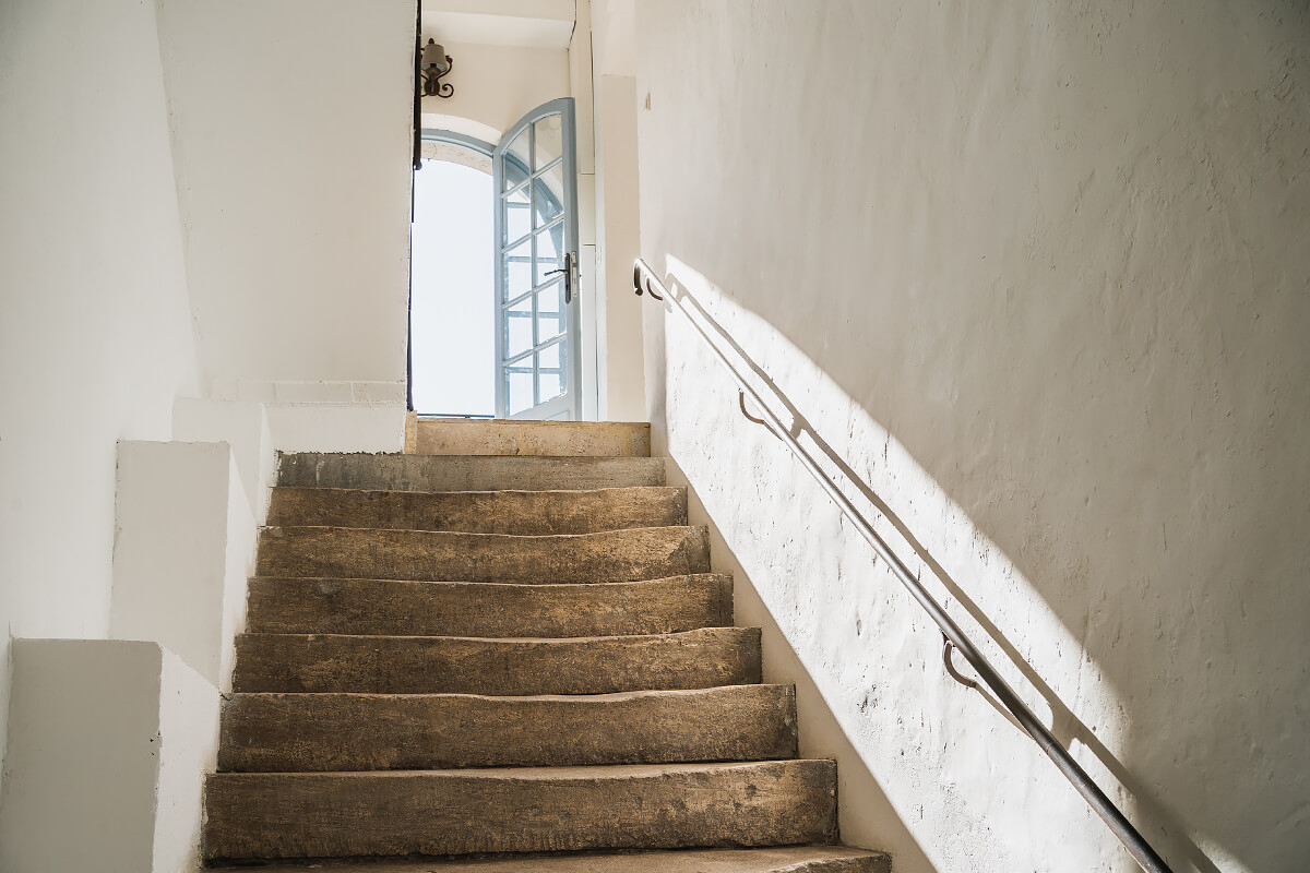 escalier ancien maison en pierres rénovée