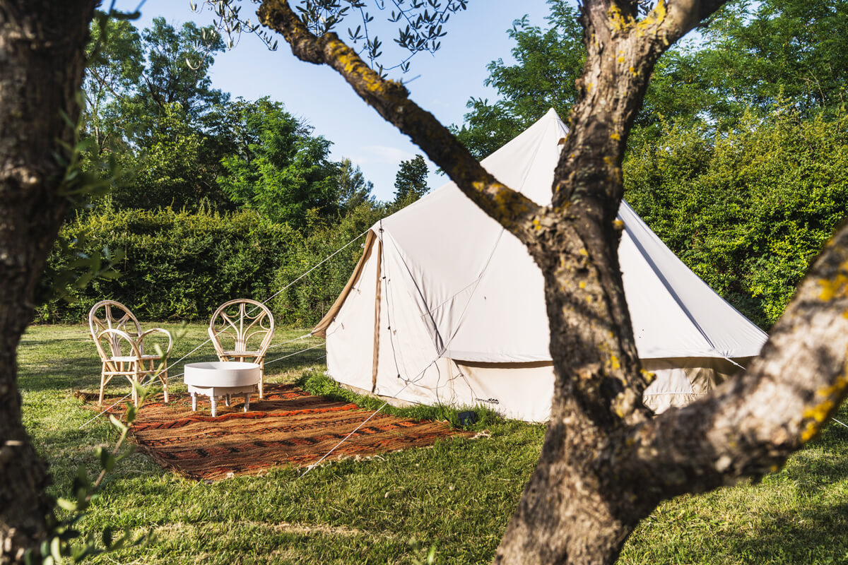 tente dans jardin pour glamping
