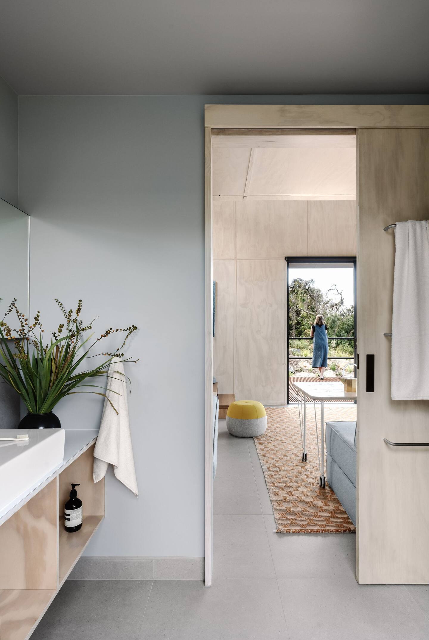 salle de bain design grise et bois clair