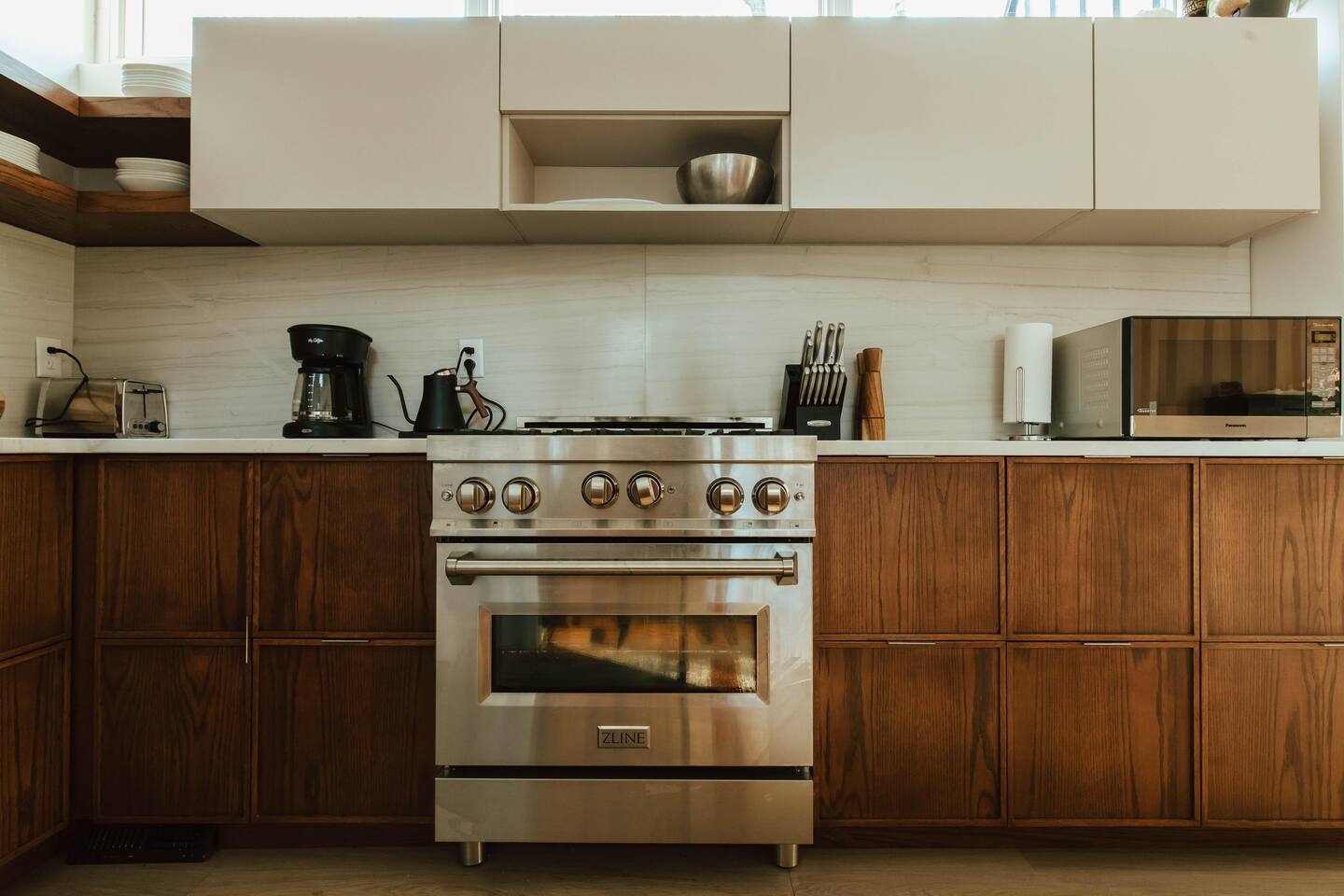 cuisine en bois design avec piano de cuisson inox