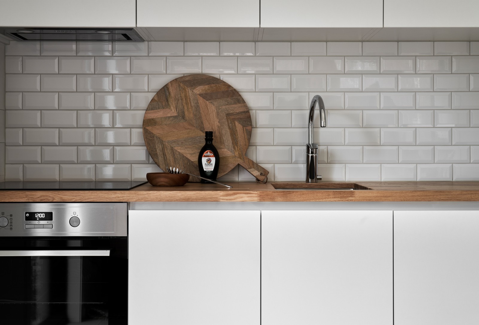 cuisine design blanche et bois carrelage métro