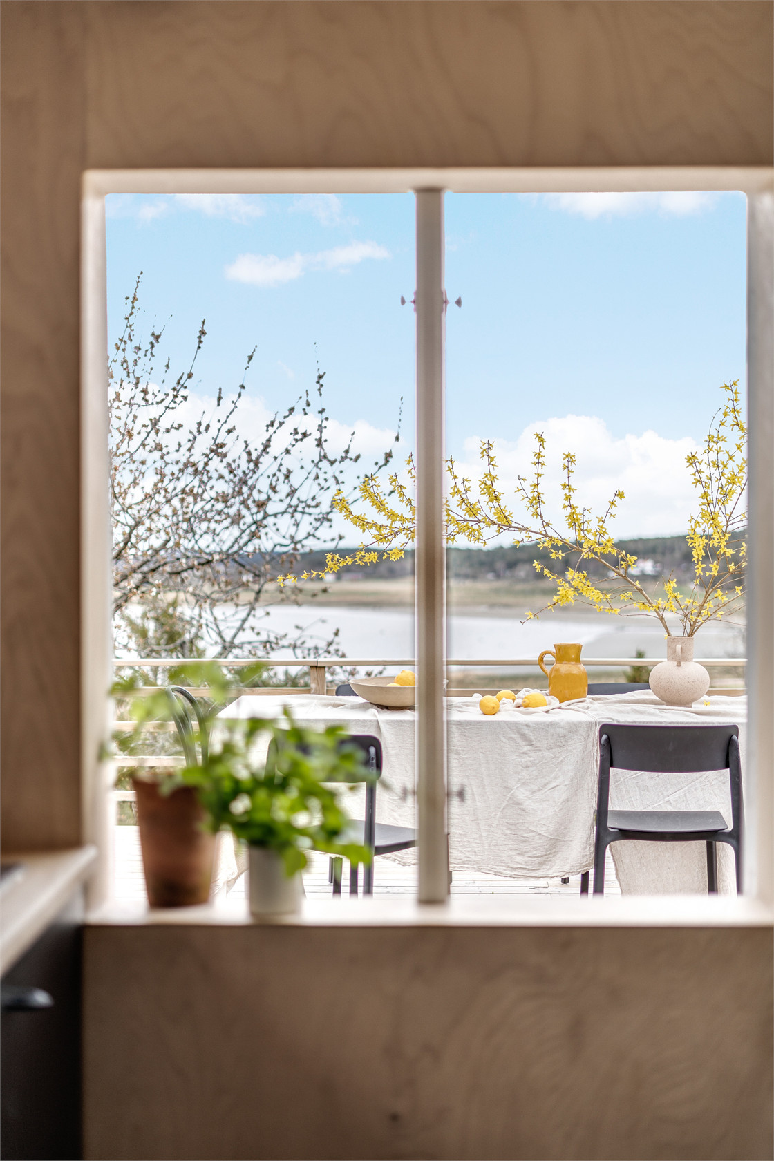 vue sur mer depuis une fenêtre vue sur mer depuis une fenêtre