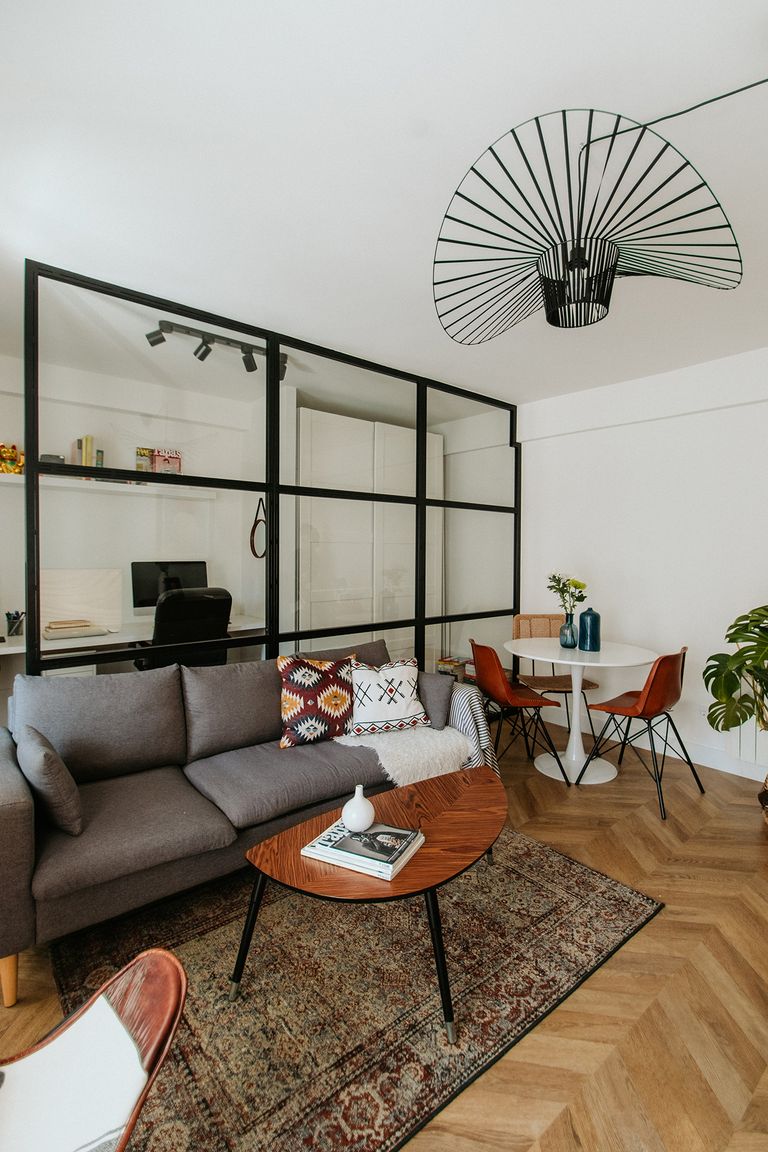 salon avec bureau pour le télétravail derrière une verrière