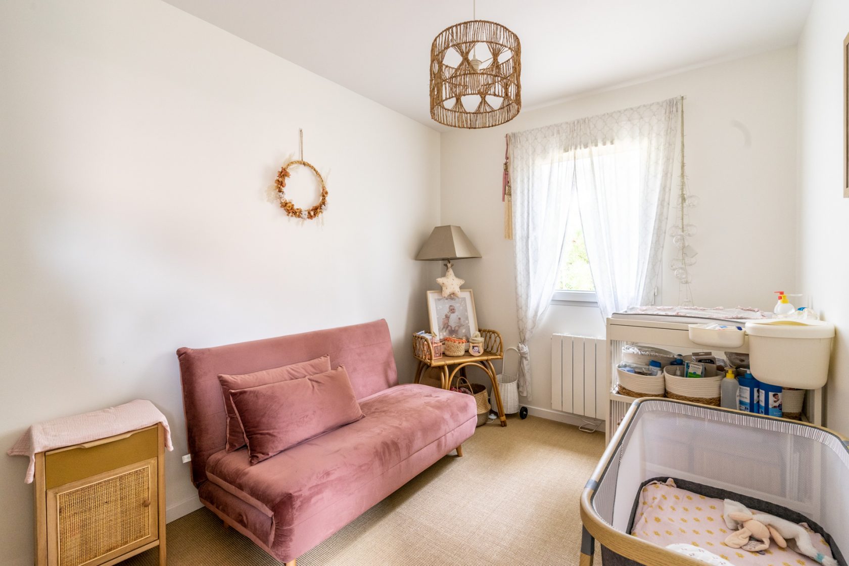 chambre bureau avec canapé velours rose