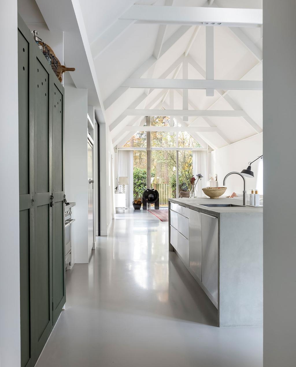 cuisine design déplafonnée dans grange ancienne rénovée