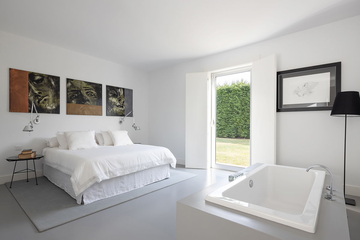 chambre blanche minimaliste avec baignoire chambre blanche minimaliste avec baignoire