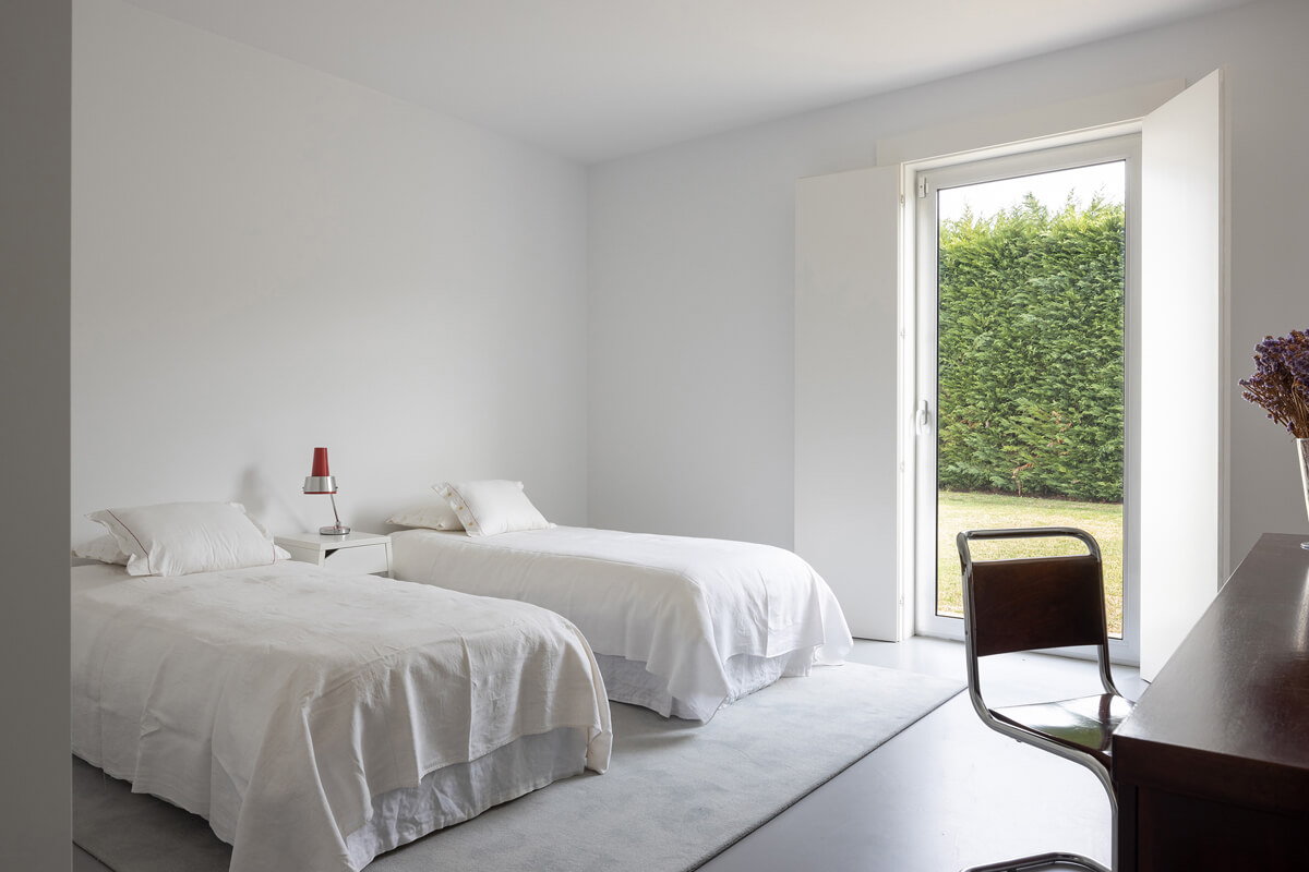 chambre double blanche et minimaliste chambre double blanche et minimaliste