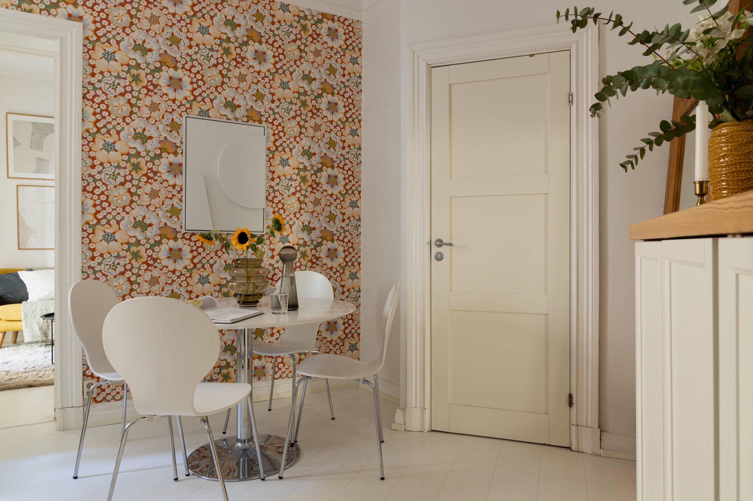 coin repas avec papier-peint fleuri coin repas avec papier-peint fleuri