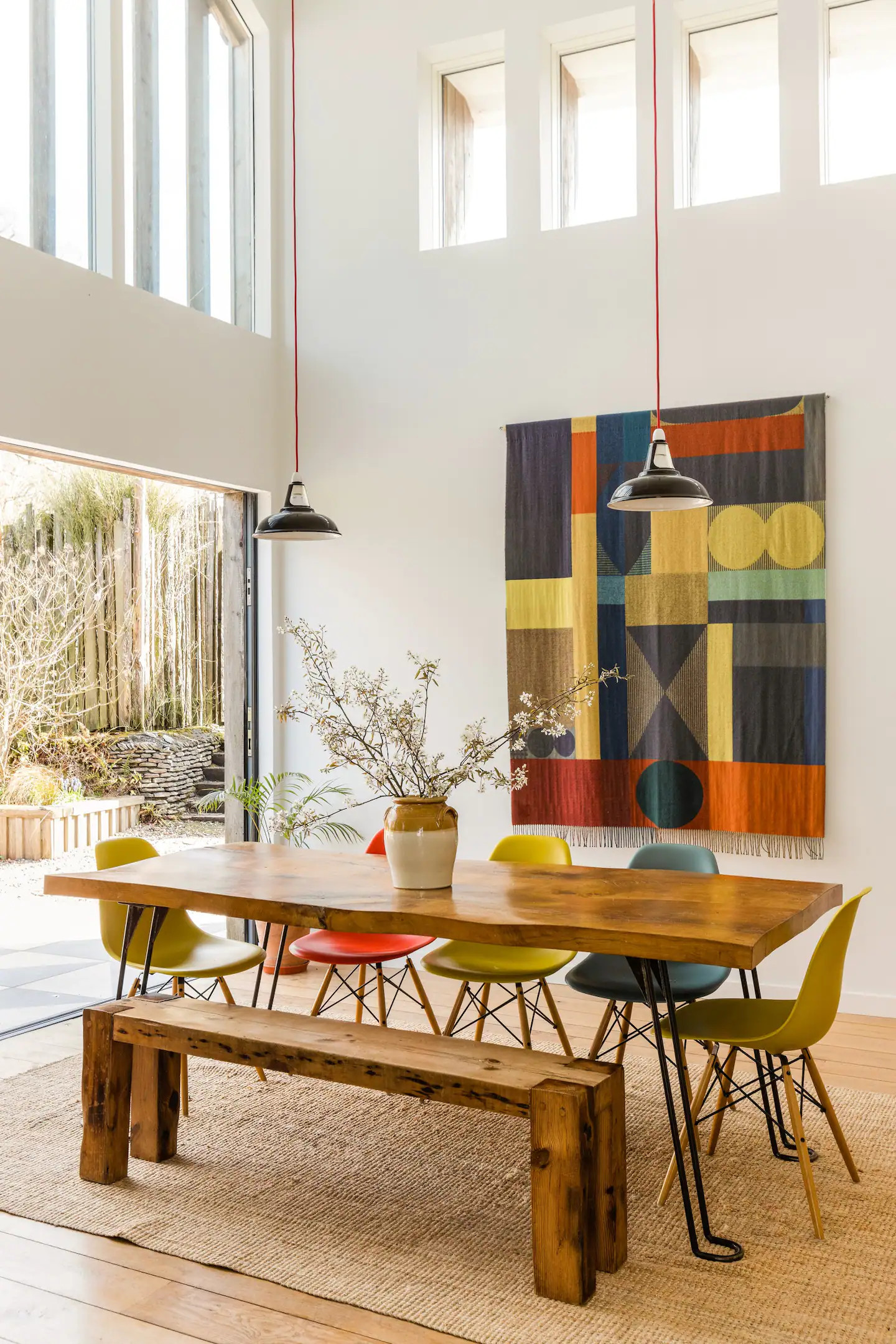 salle à manger avec chaises colorées