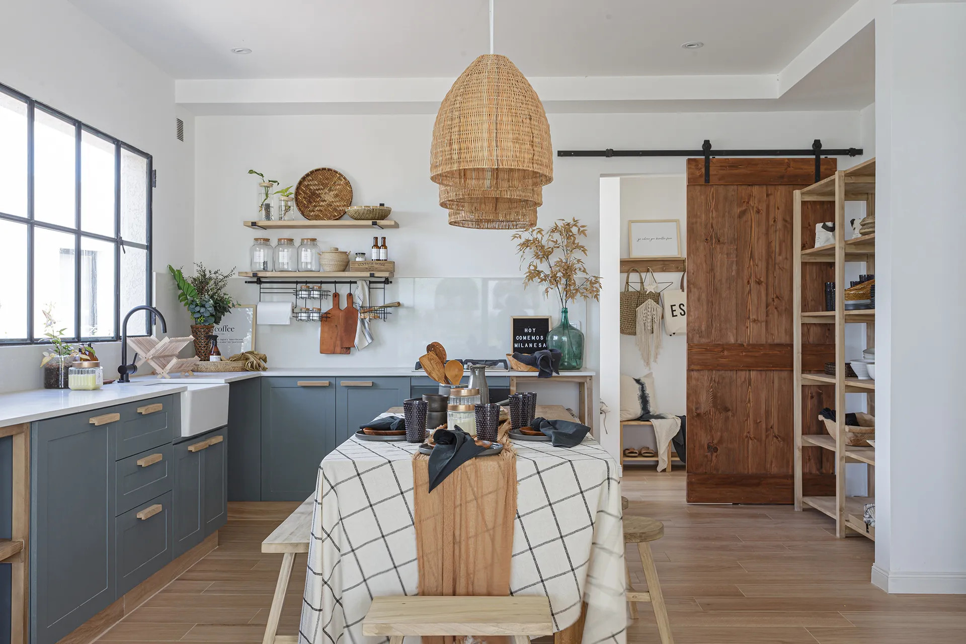 cuisine grise design sobre et naturel