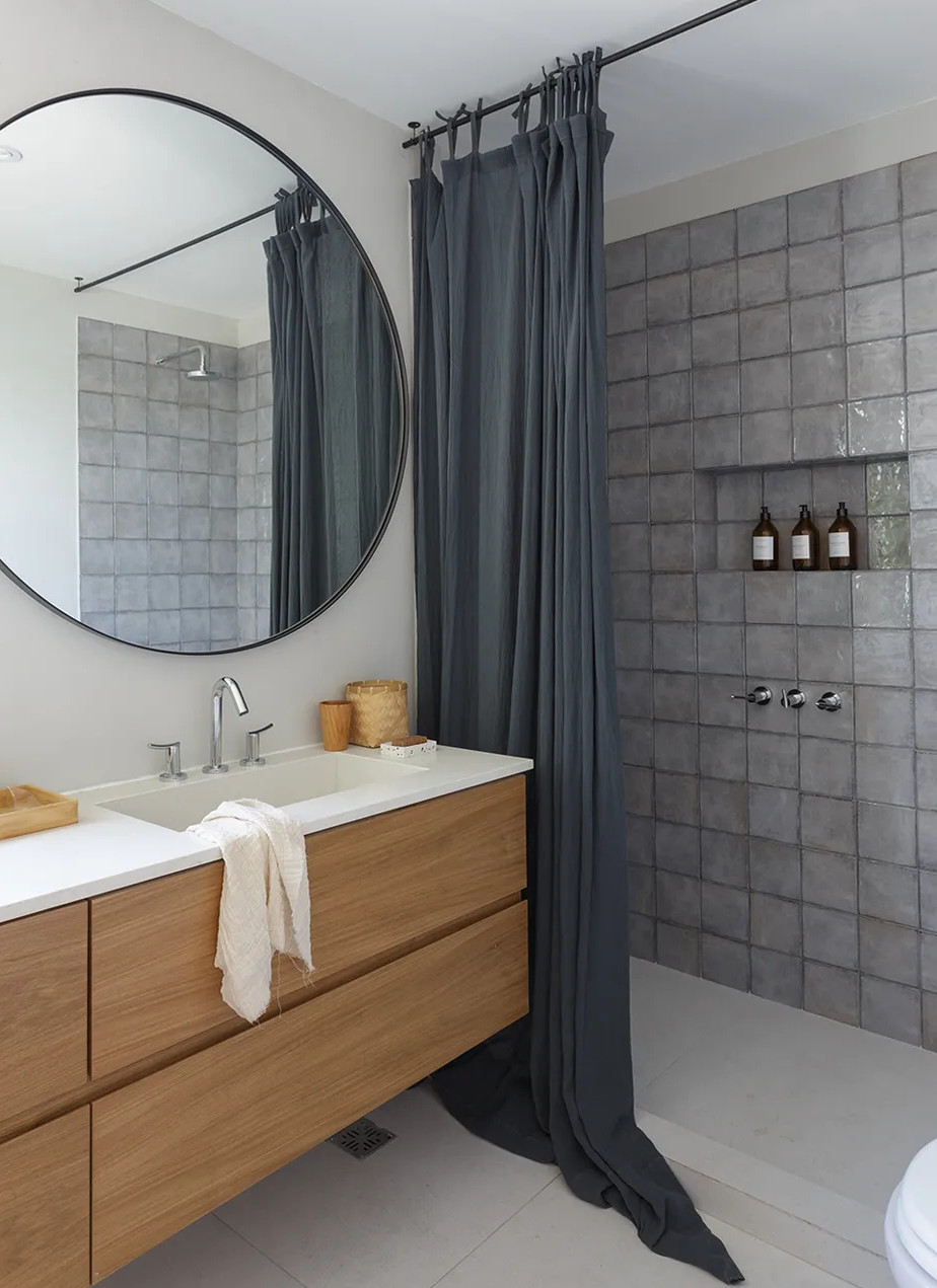 salle de bain grise et bois