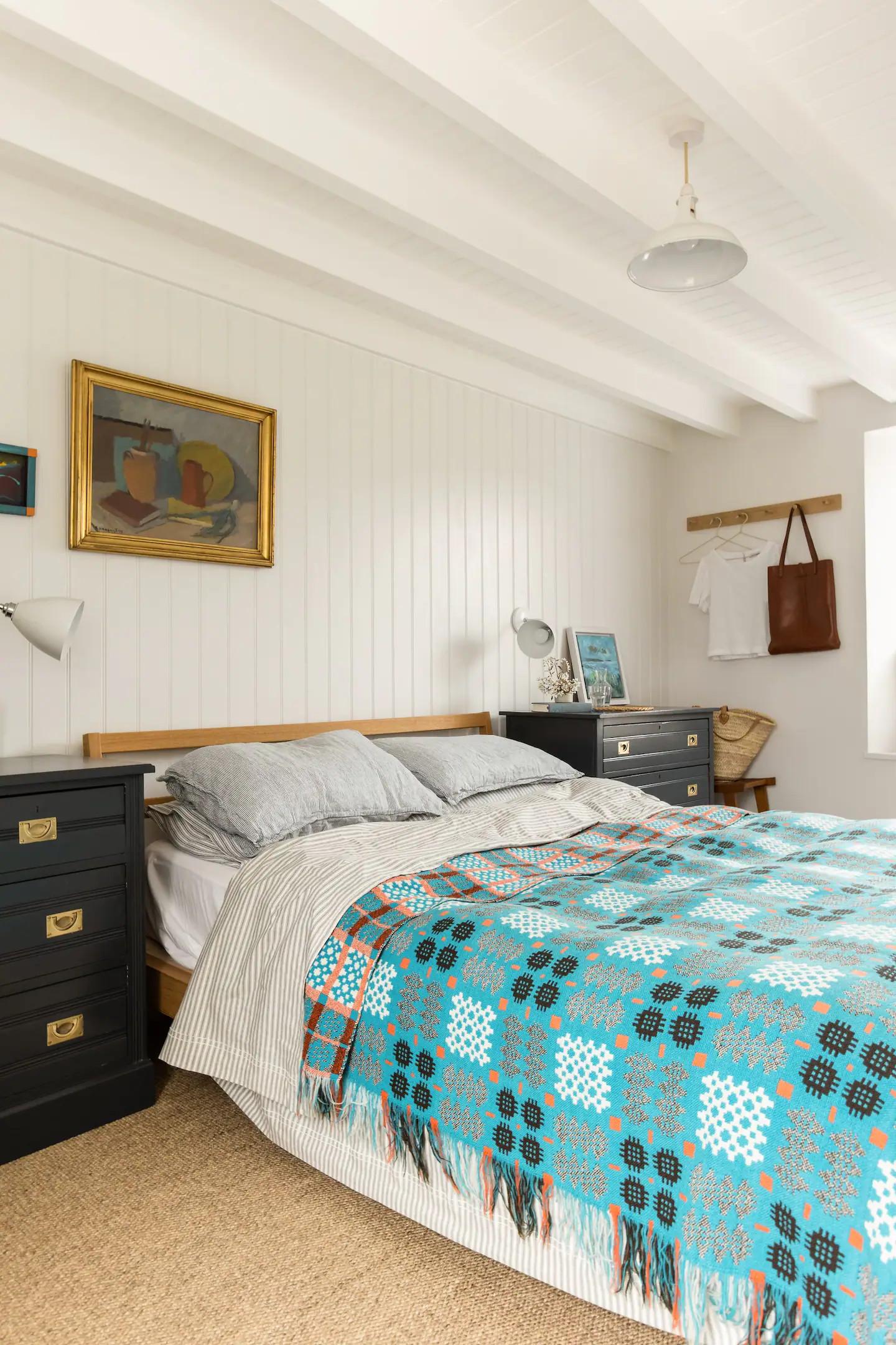 chambre murs lambris blancs