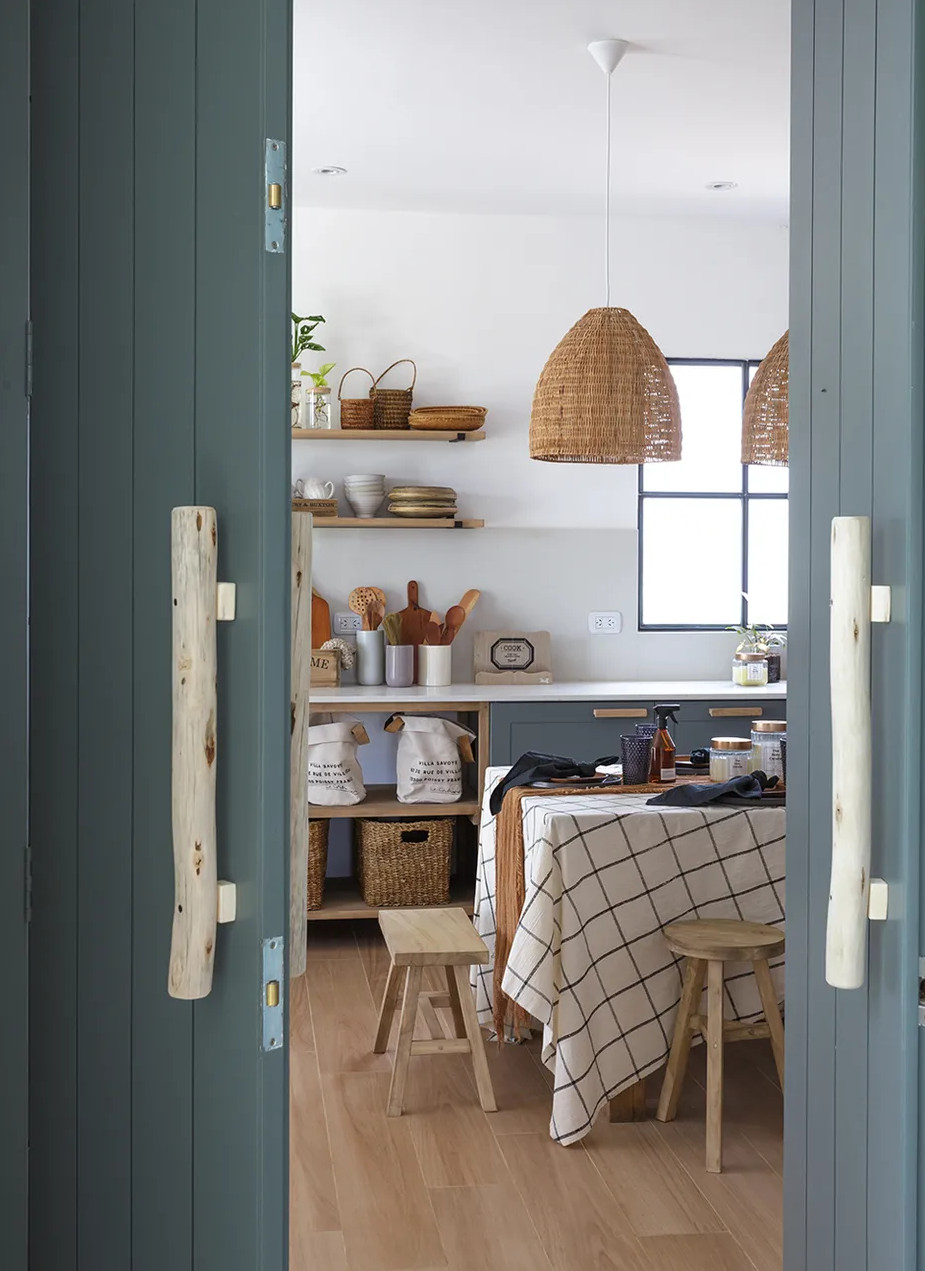 cuisine grise design sobre et naturel