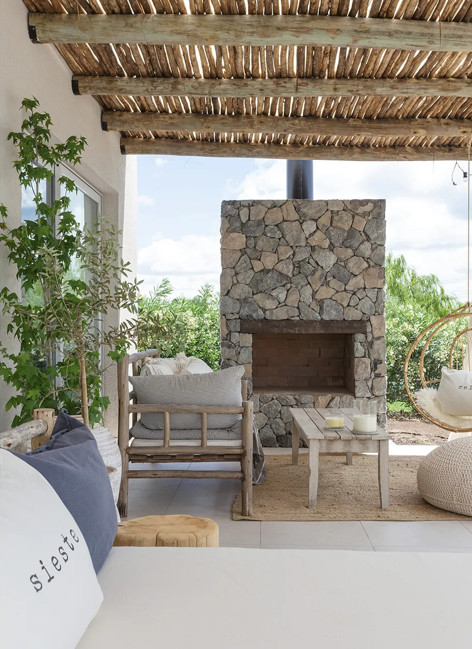 terrasse avec pergola bois et cheminée extérieure