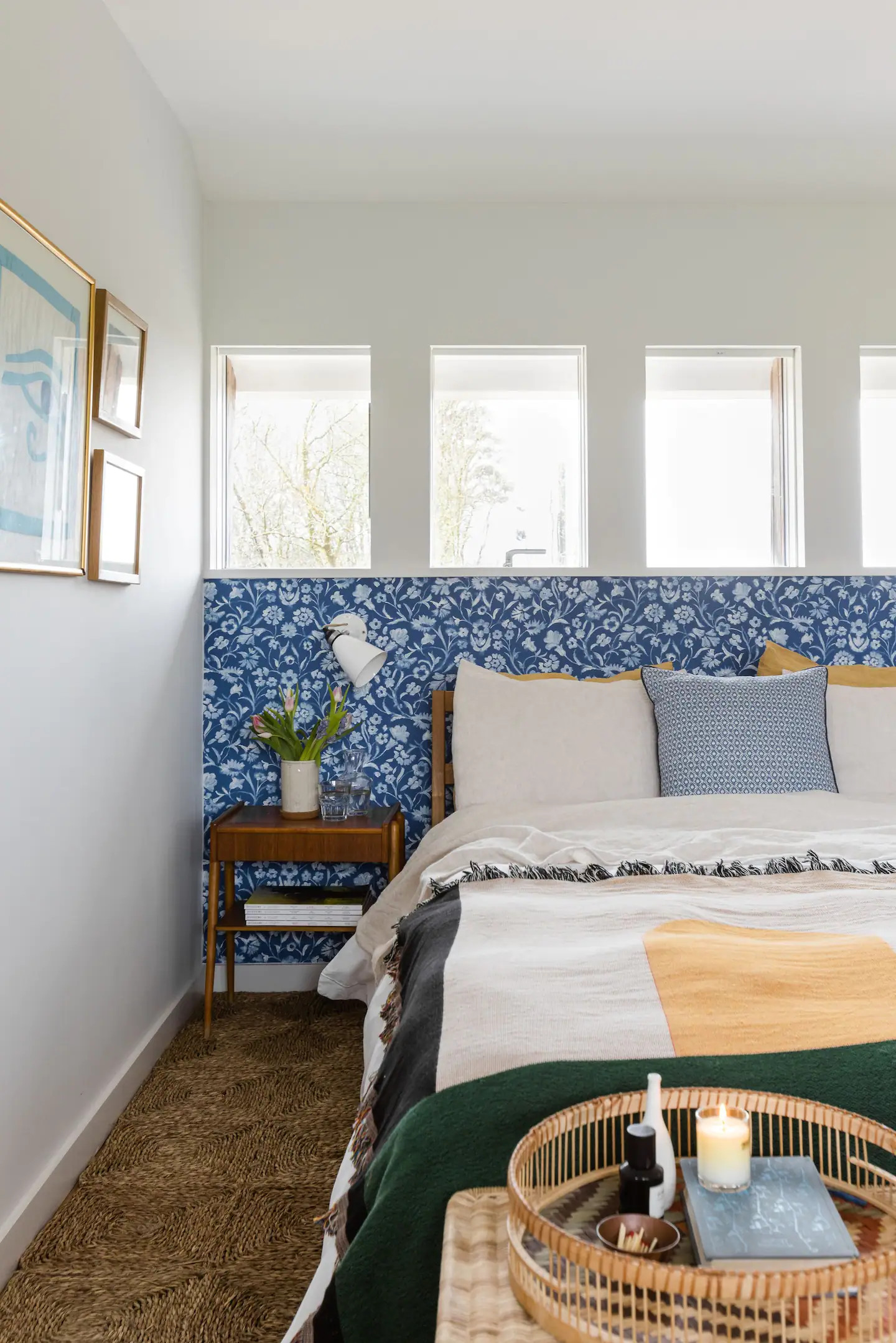 chambre papier-peint fleuri bleu