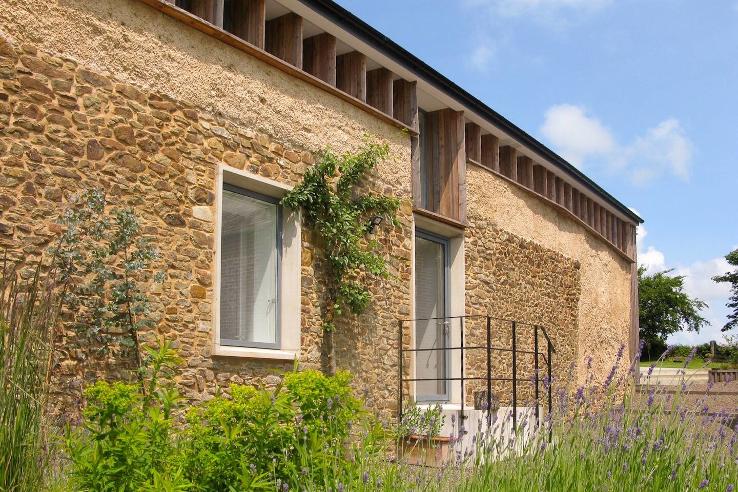 façade grange rénovée et agrandie