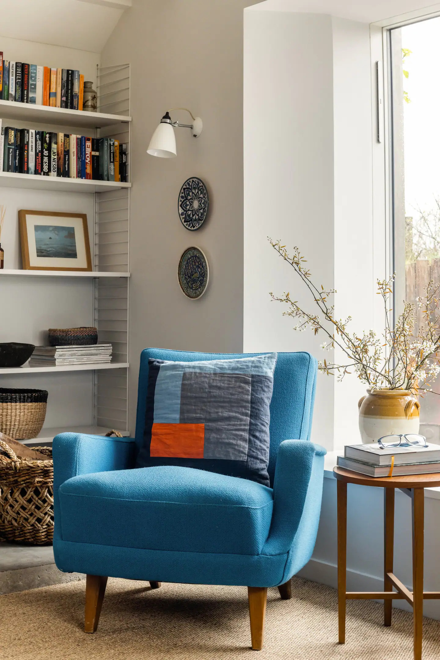 salon avec fauteuil bleu