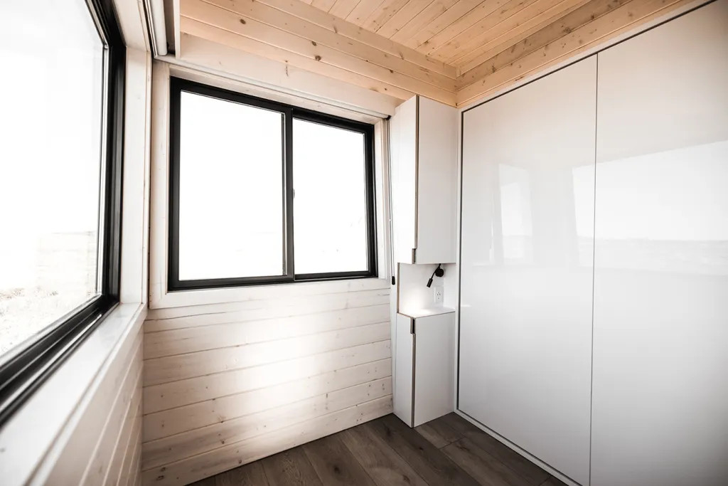 chambre avec lit armoire