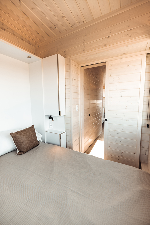 chambre avec lit armoire