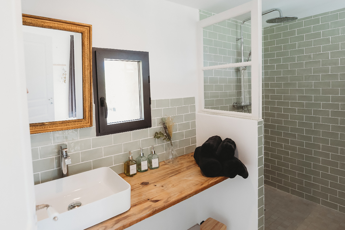 salle de bain carrelage vert pâle