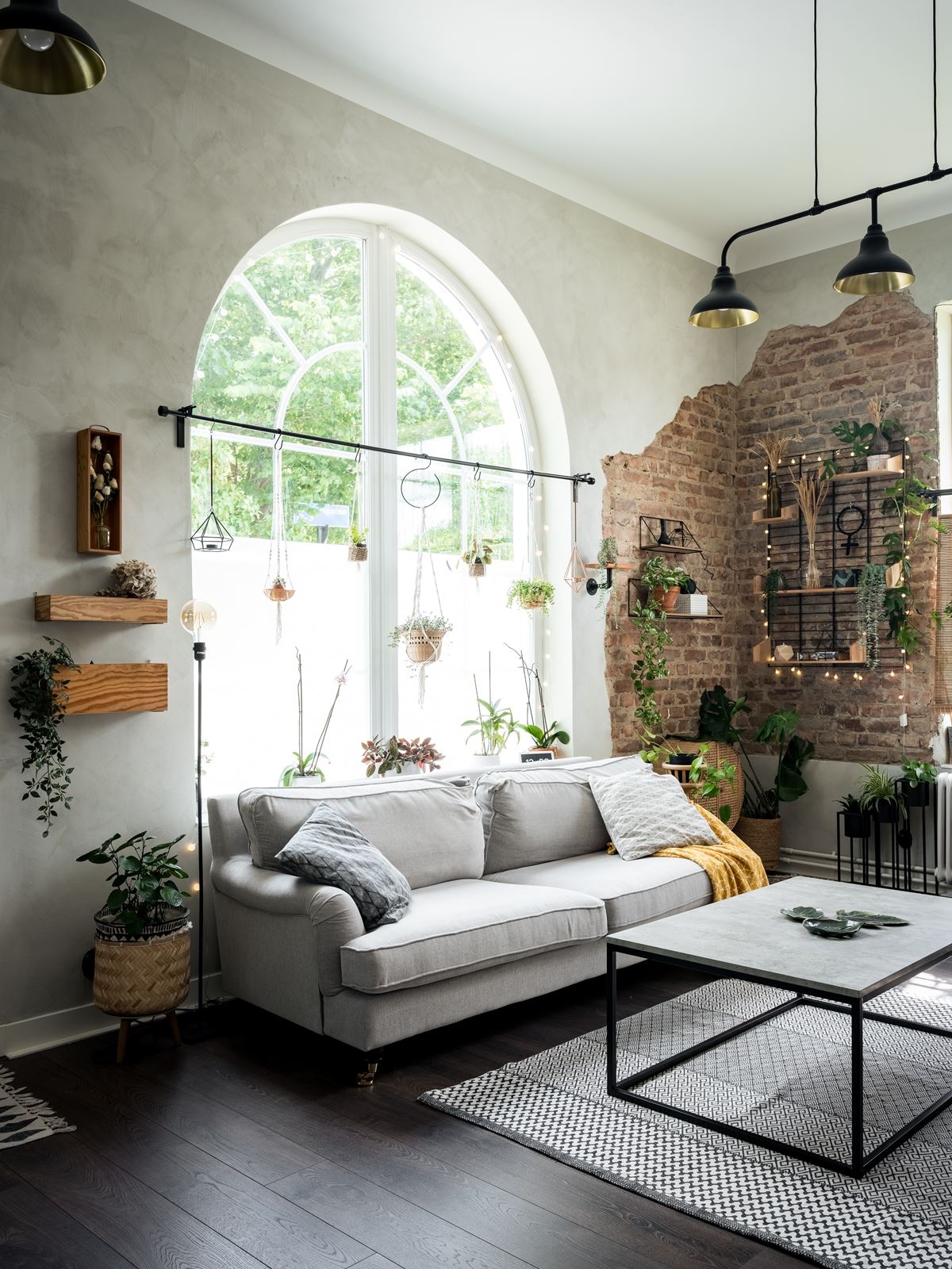 salon avec briques appartement rénové