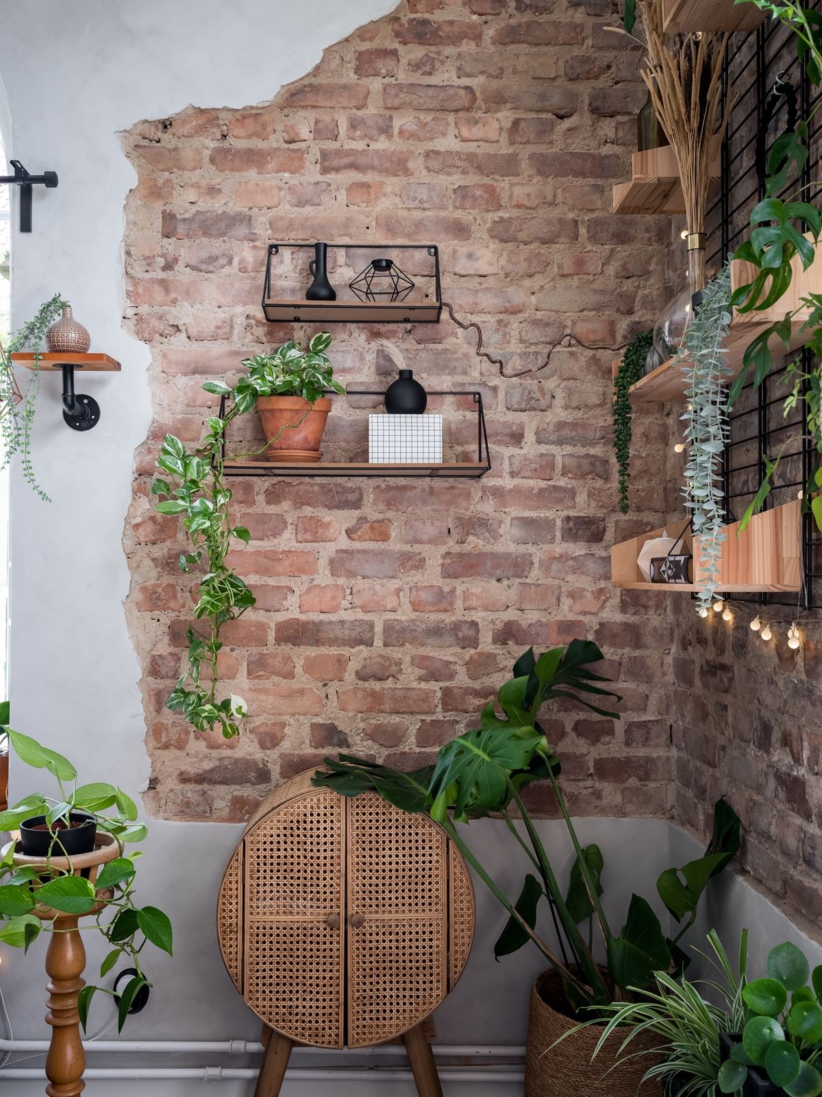 salon avec briques appartement rénové