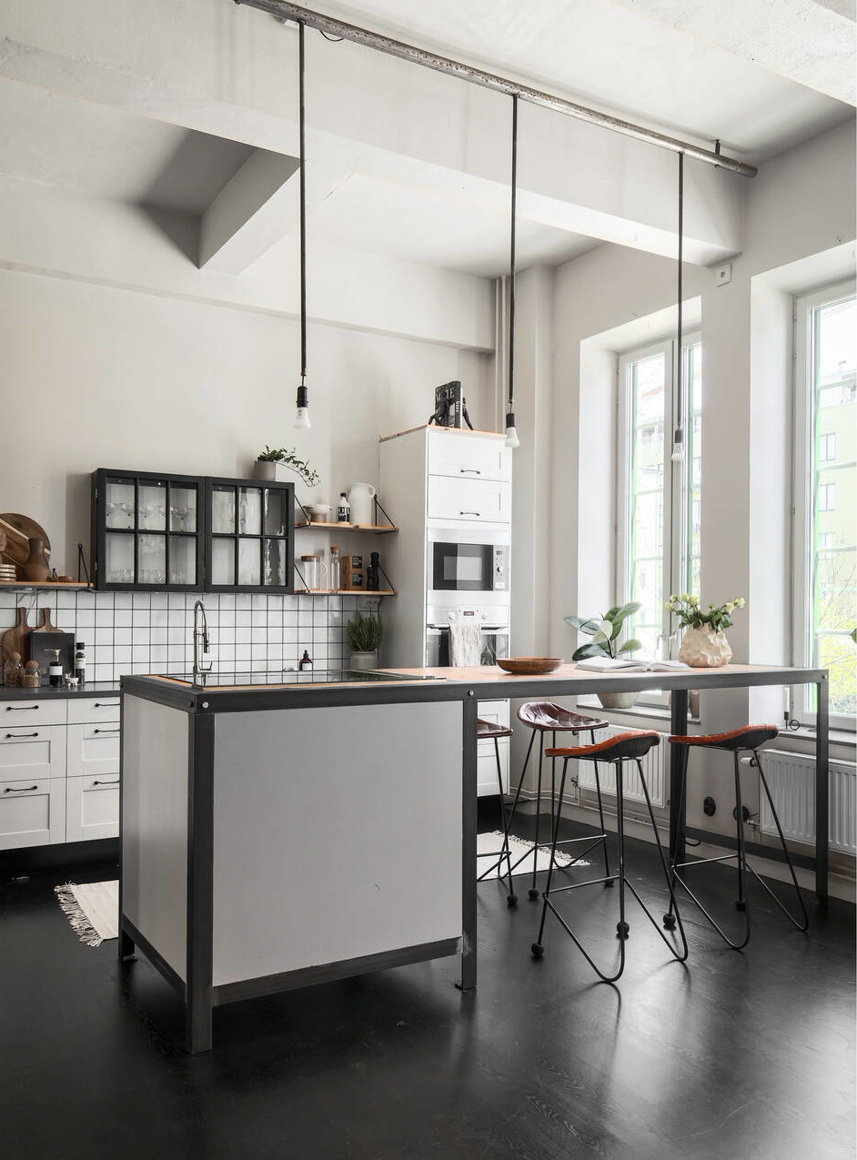 cuisine noire et blanche avec îlot