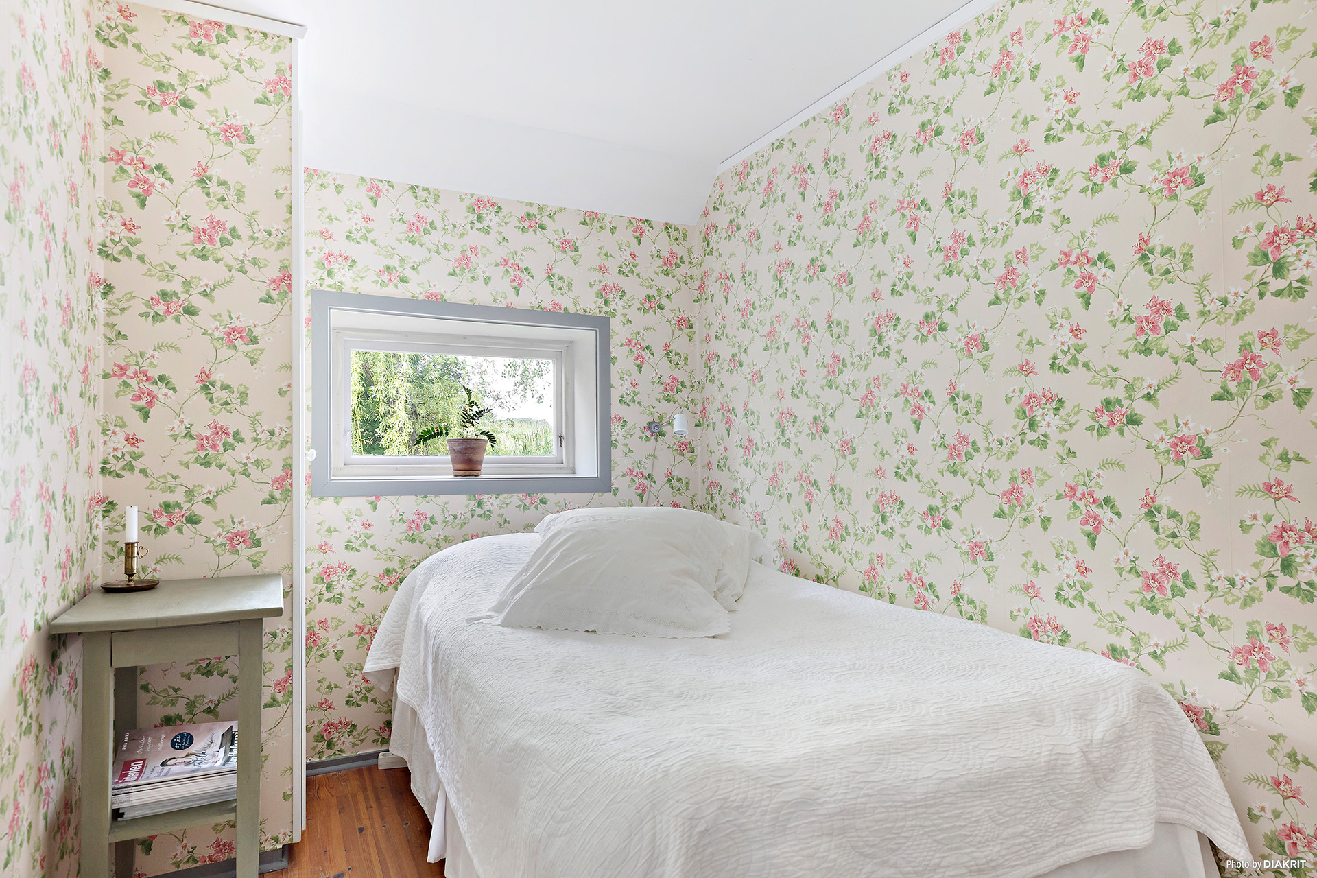 chambre avec papier-peint fleuri chambre avec papier-peint fleuri