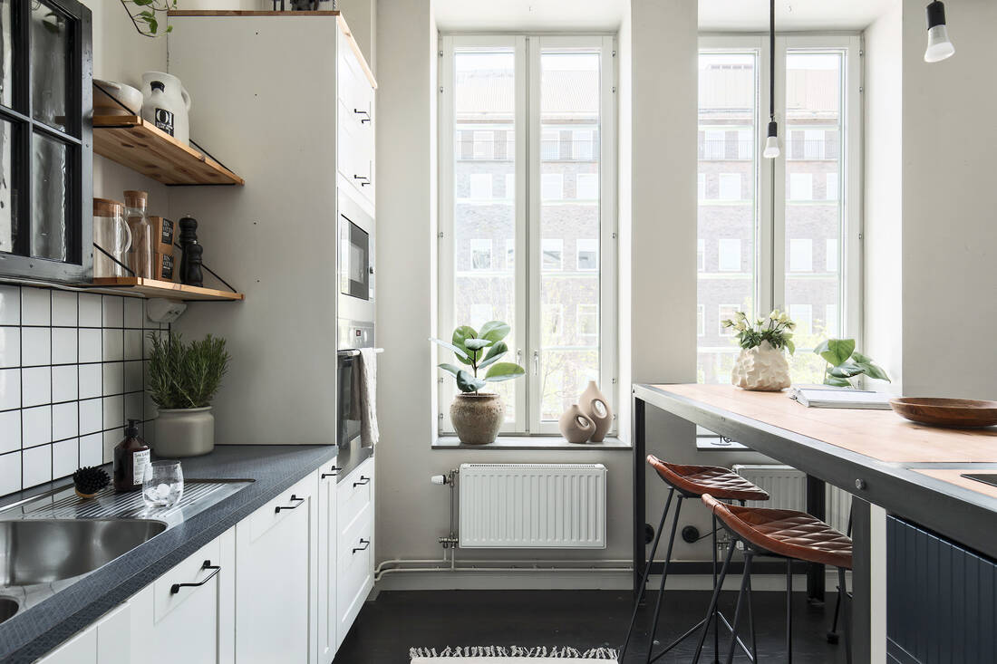 cuisine noire et blanche avec îlot