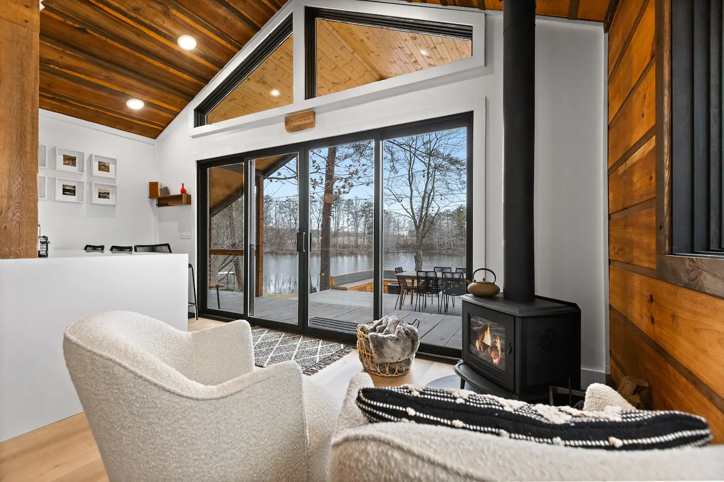 salon avec baie vitrée et poêle salon avec baie vitrée et poêle