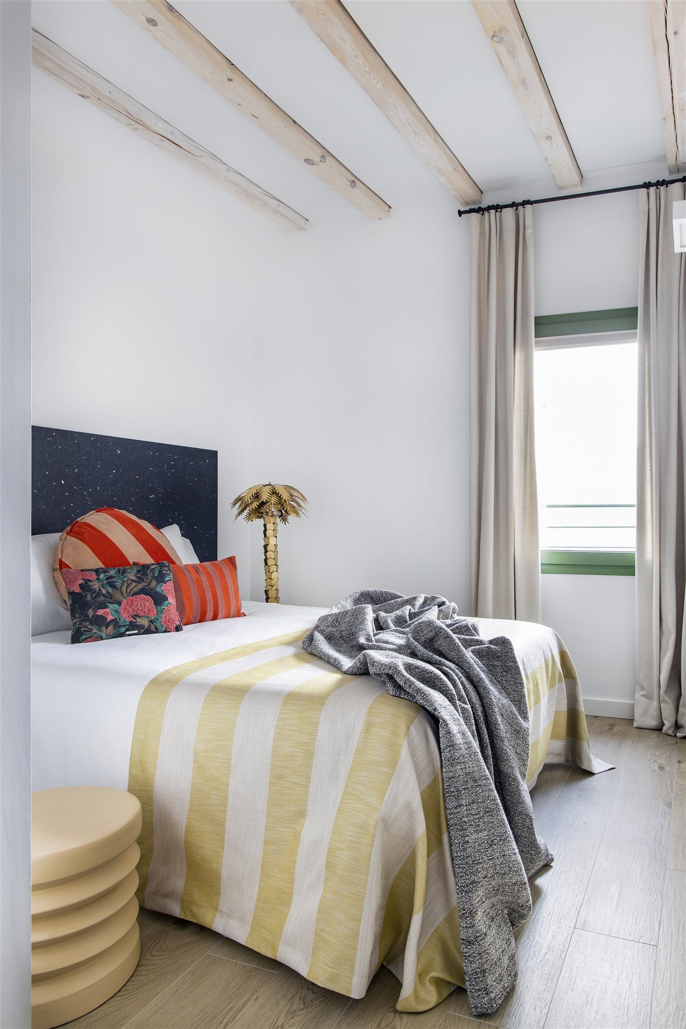 chambre avec poutres décoration design et colorée chambre avec poutres décoration design et colorée