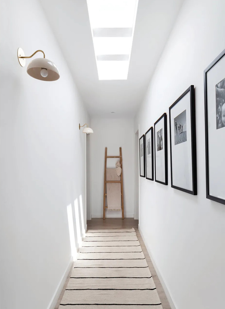 couloir décoration contemporaine et minimaliste cadres noirs couloir décoration contemporaine et minimaliste cadres noirs