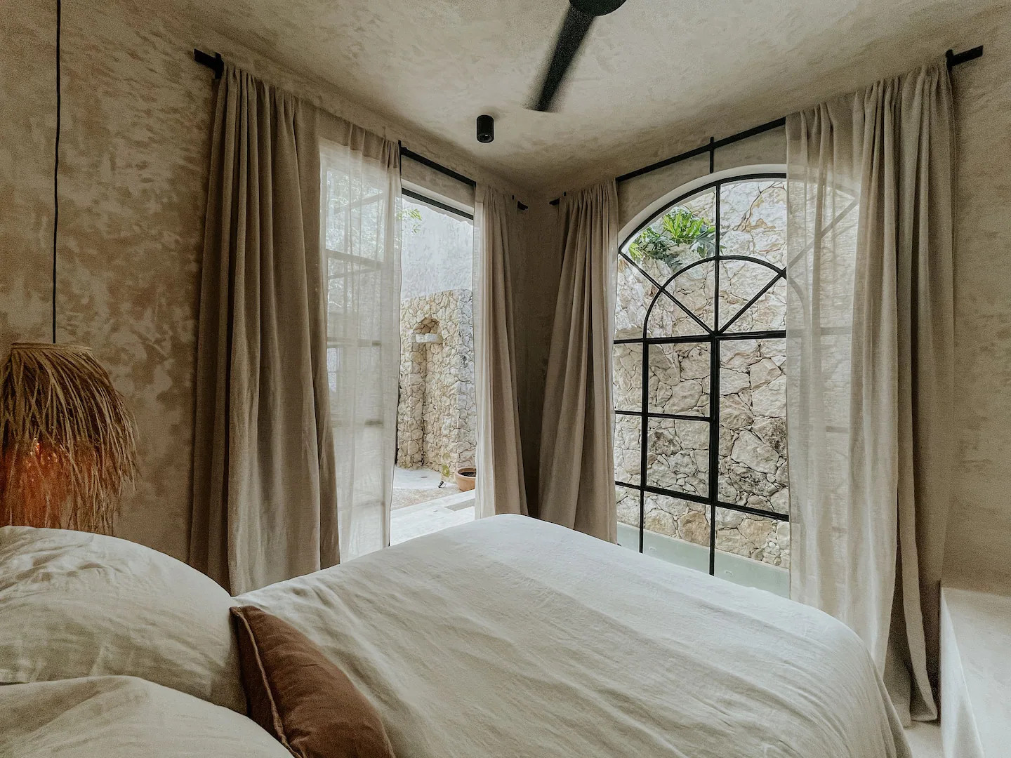 chambre avec fenêtre en arche acier noir chambre avec fenêtre en arche acier noir