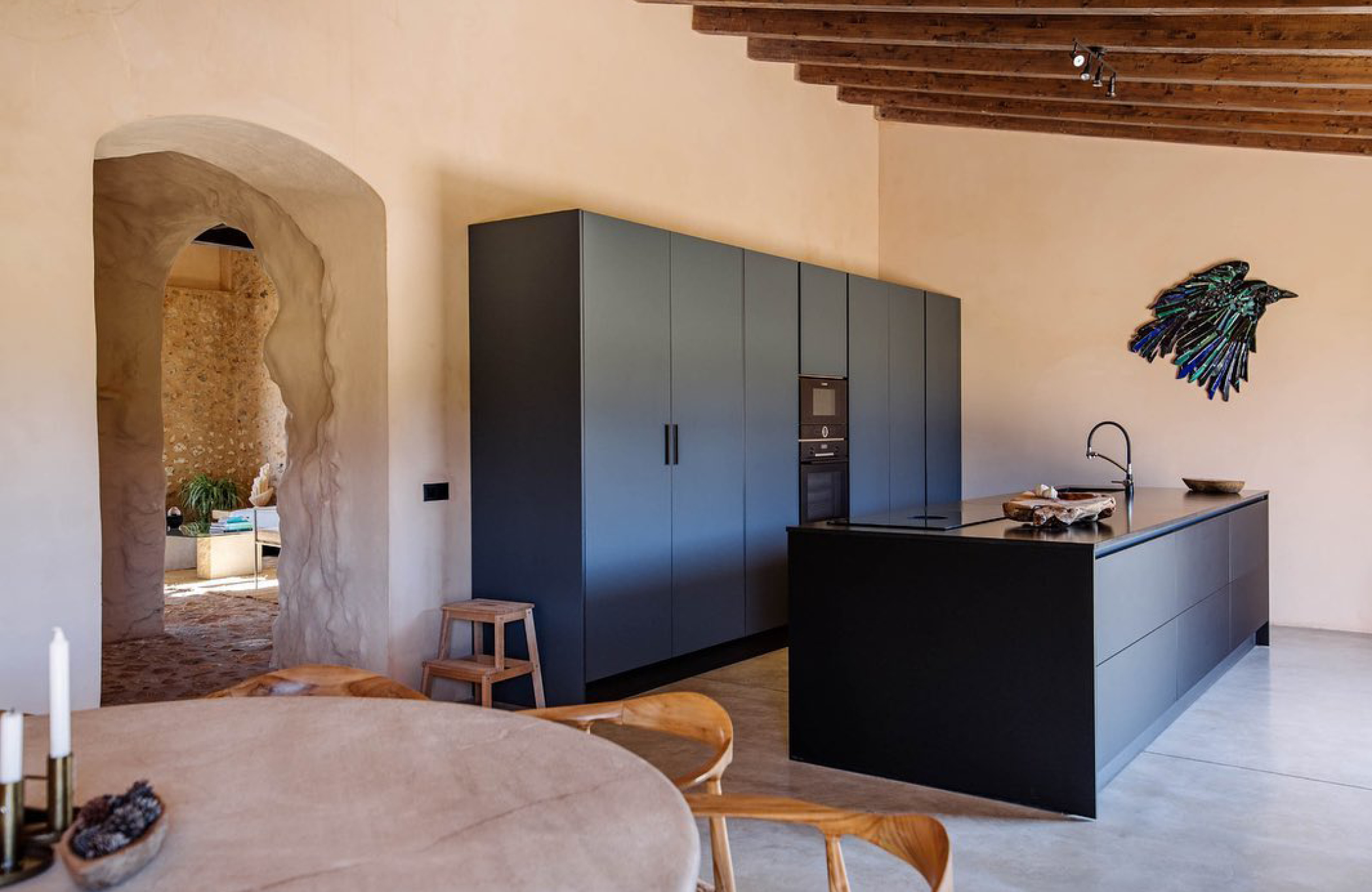 cuisine design dans salon avec poutres 