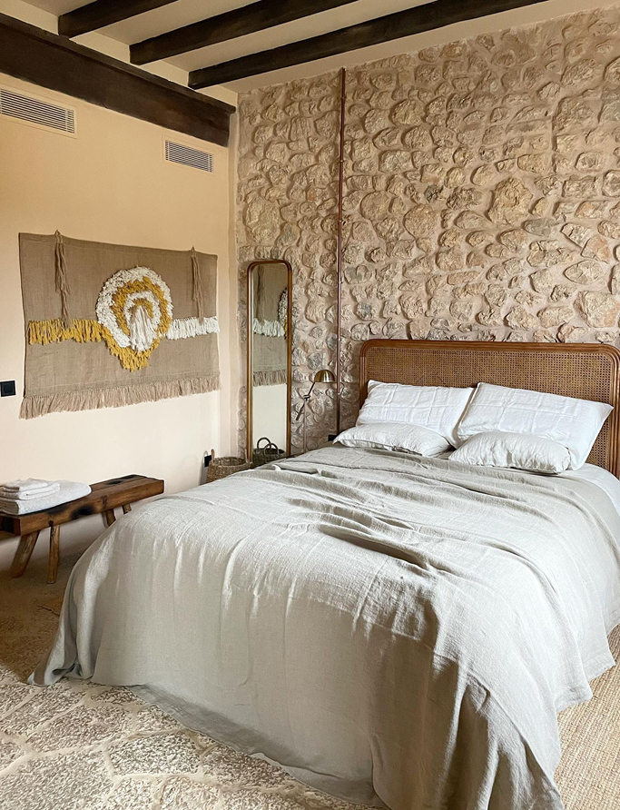 chambre mur en pierres décoration naturelle