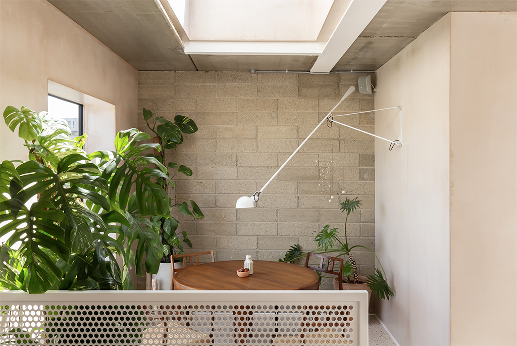 salle à manger avec murs parpaings bruts