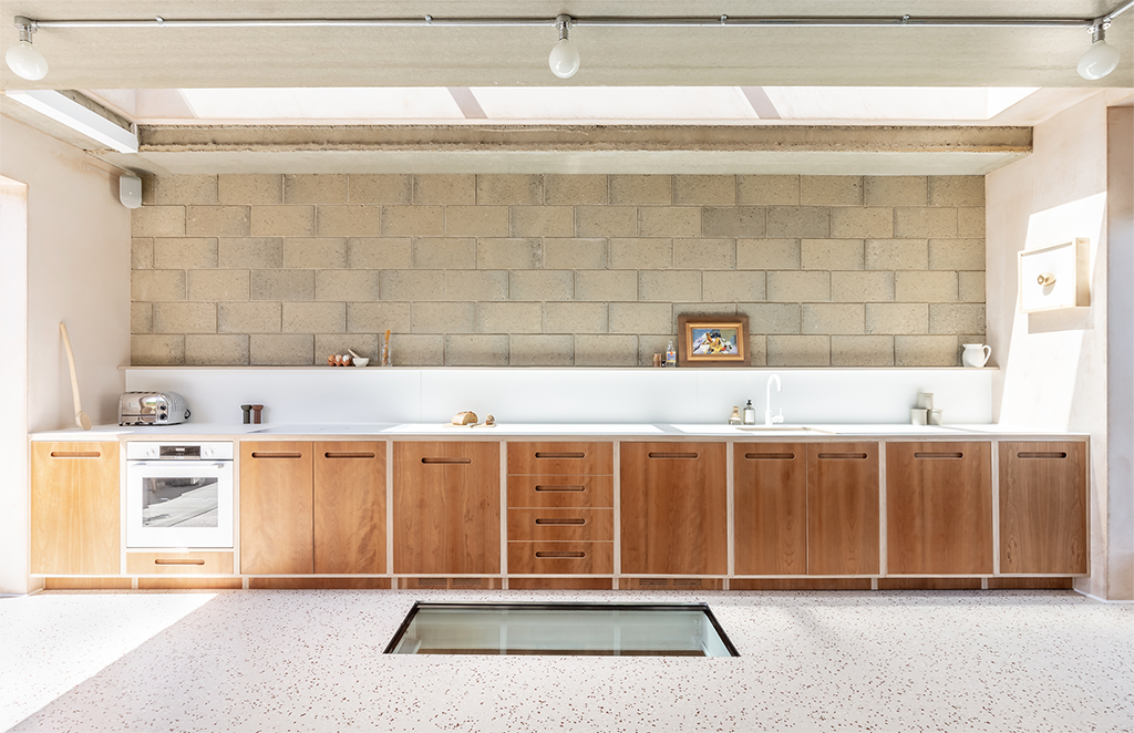 cuisine design avec mur parpaings bruts
