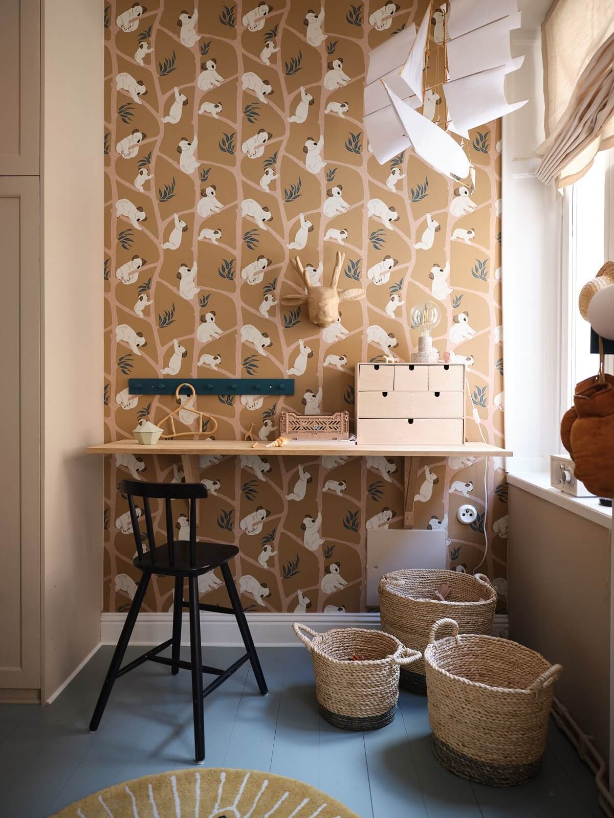 chambre enfant avec papier-peint koala