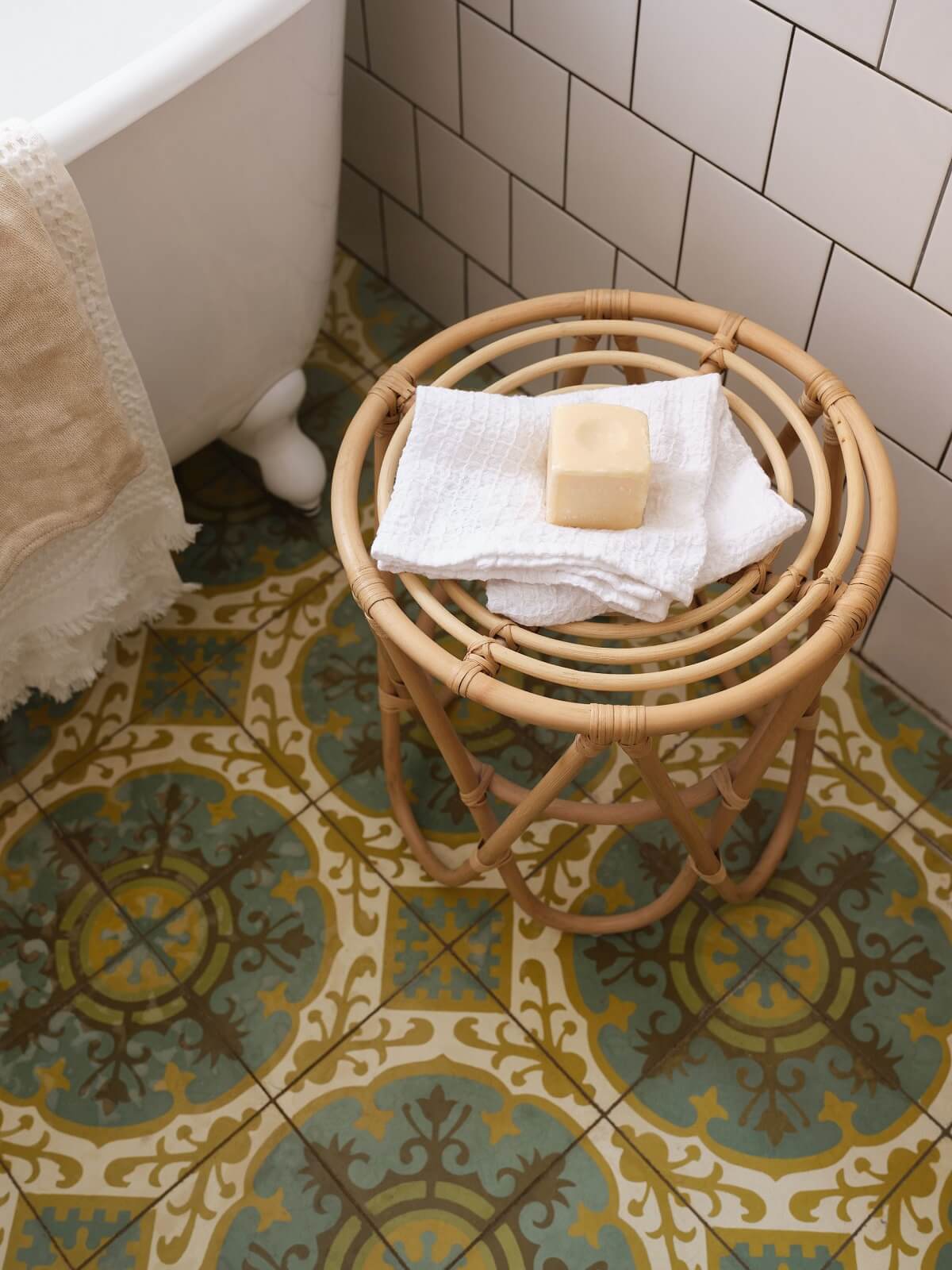 salle de bain avec carreaux de ciment anciens