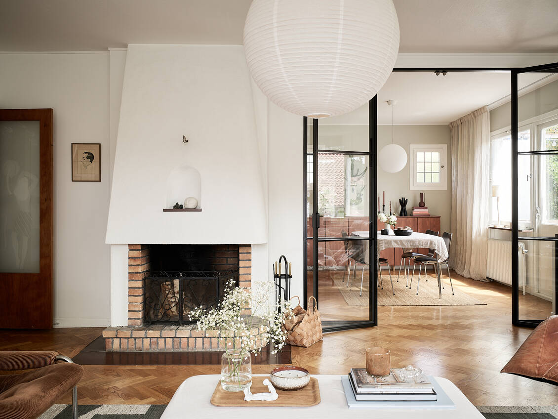 salon avec verrière et cheminée décoration scandinave