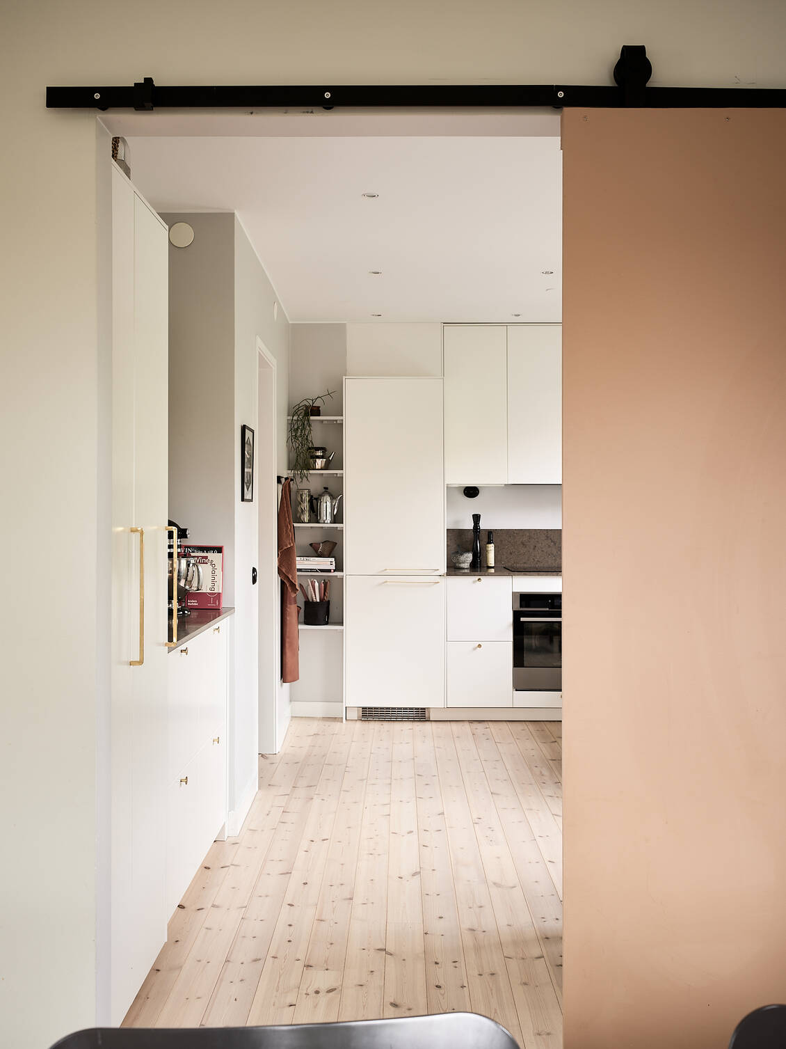 cuisine design avec porte coulissante sur rail métallique