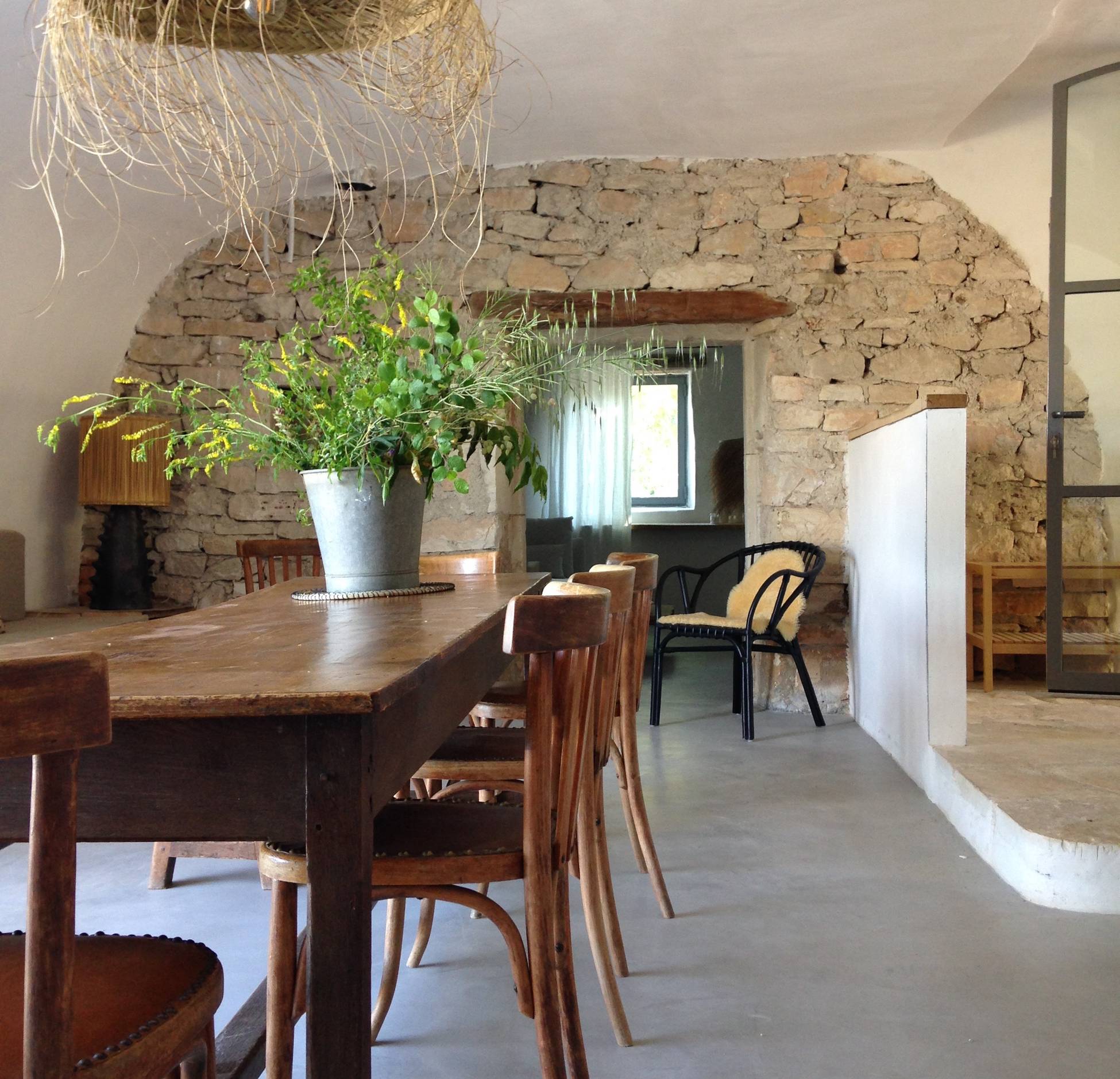 salle à manger mur pierres
