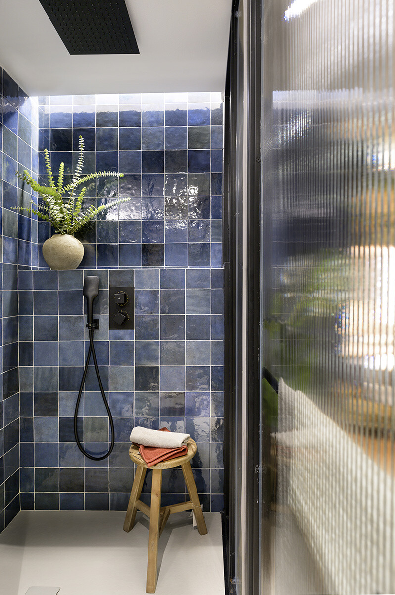 salle de bain noire et bleue salle de bain noire et bleue