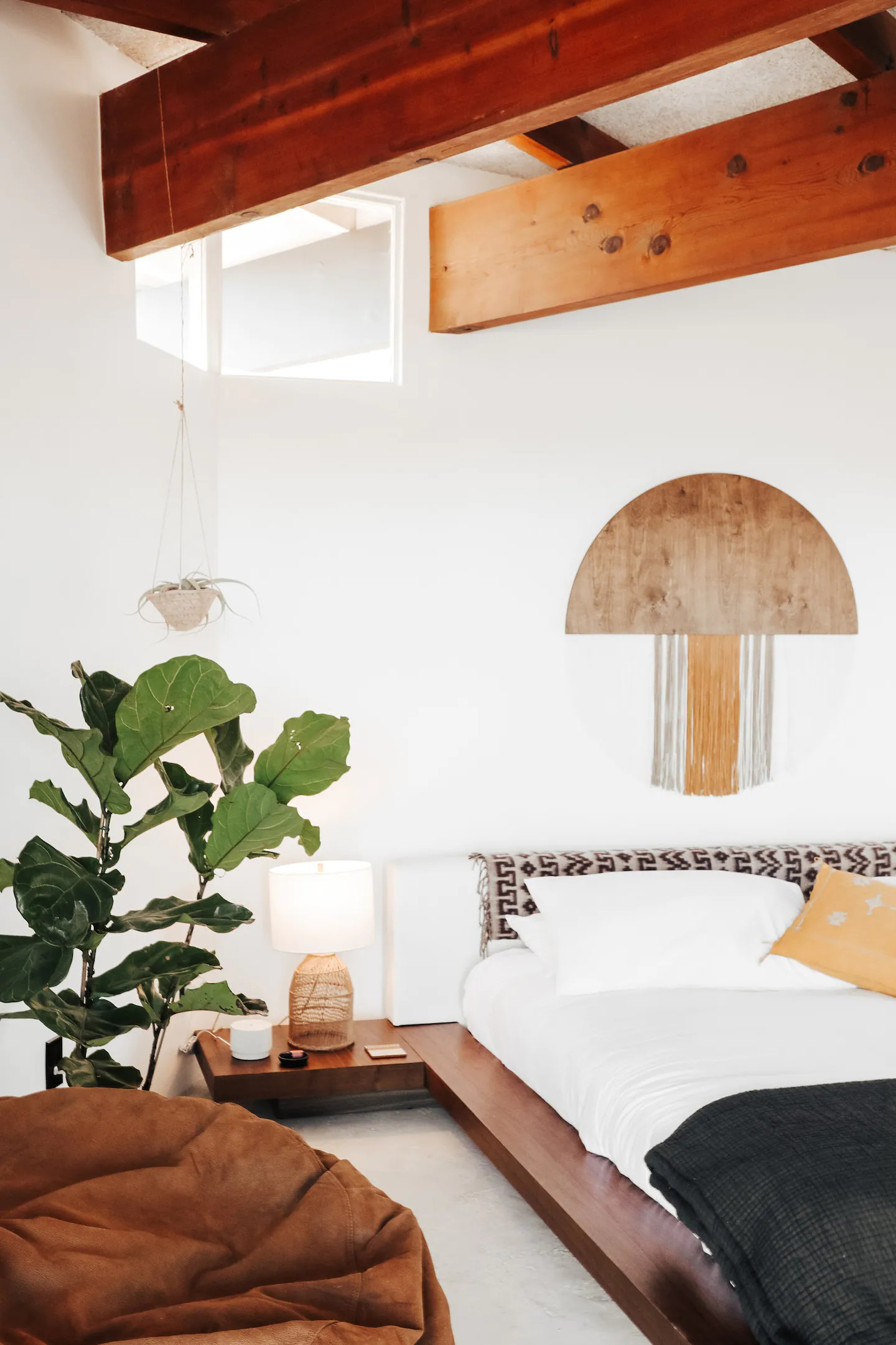 chambre avec poutres décoration moderne