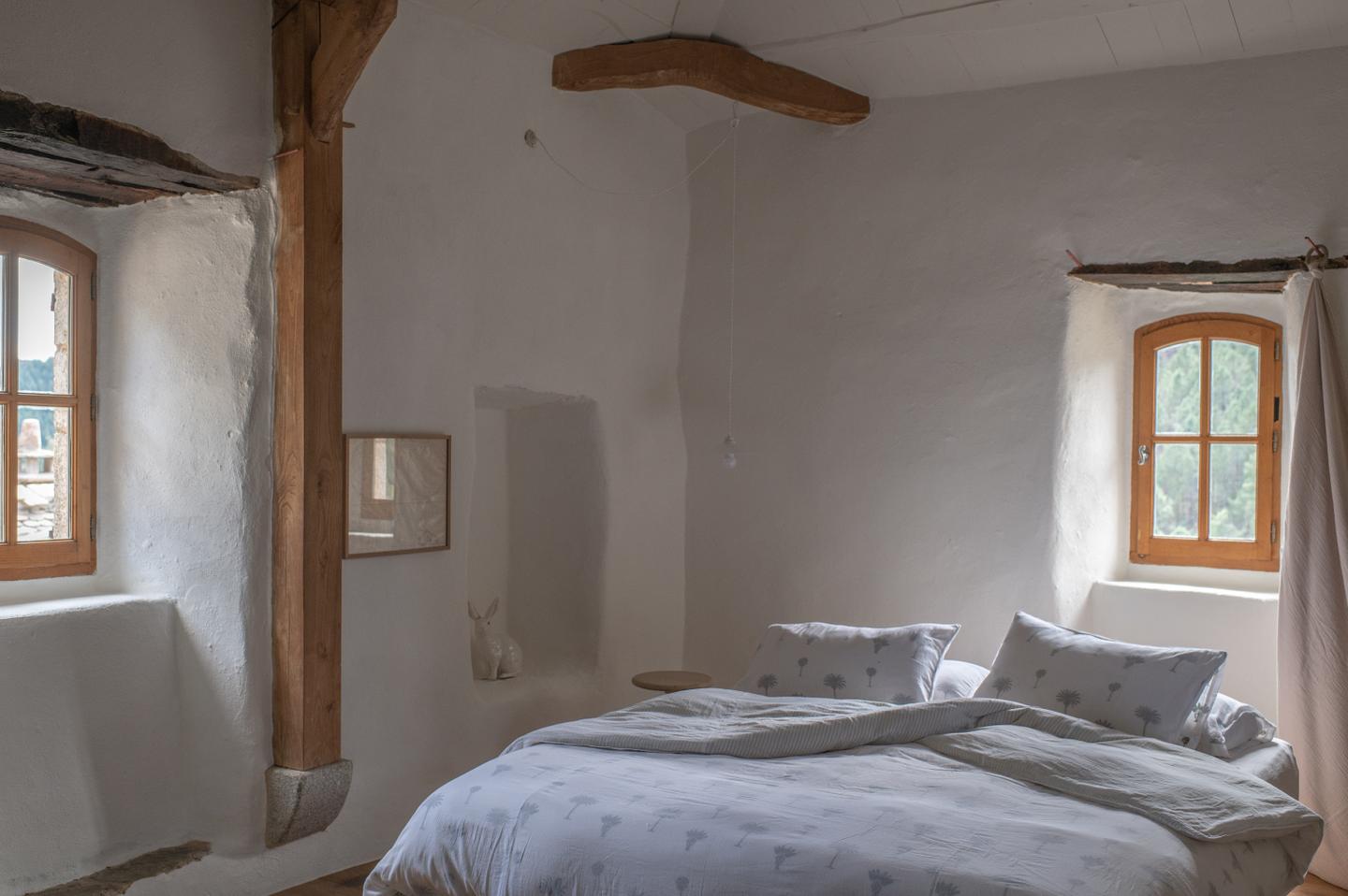 chambre sous combles maison de pierres Le Mas les Vignes